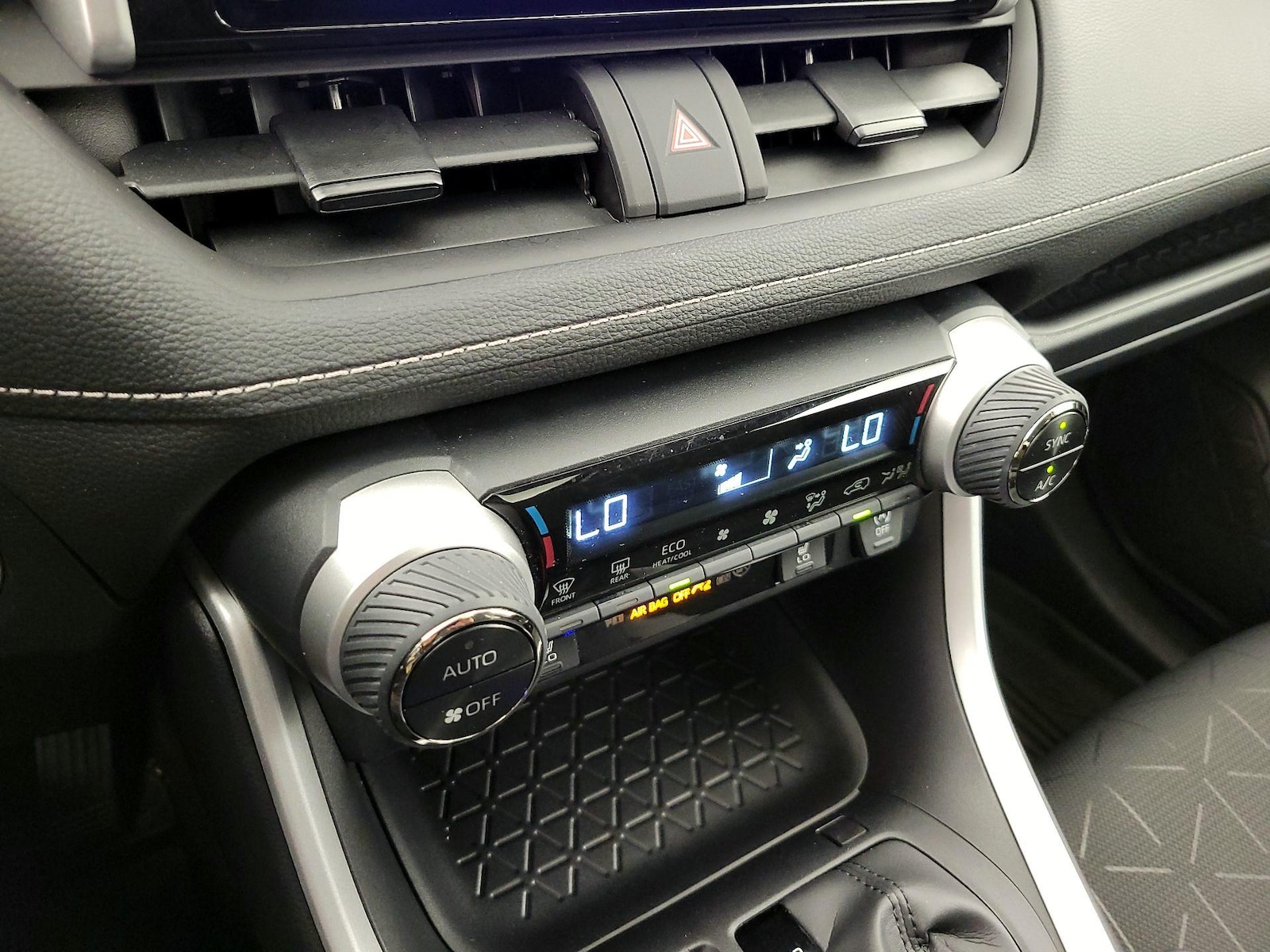 2025 Toyota RAV4 XLE - Photo 18