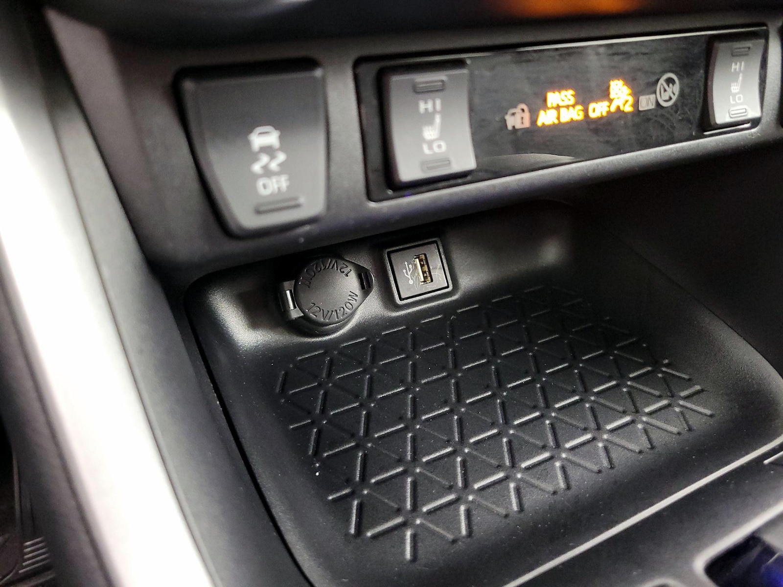 2025 Toyota RAV4 XLE - Photo 20