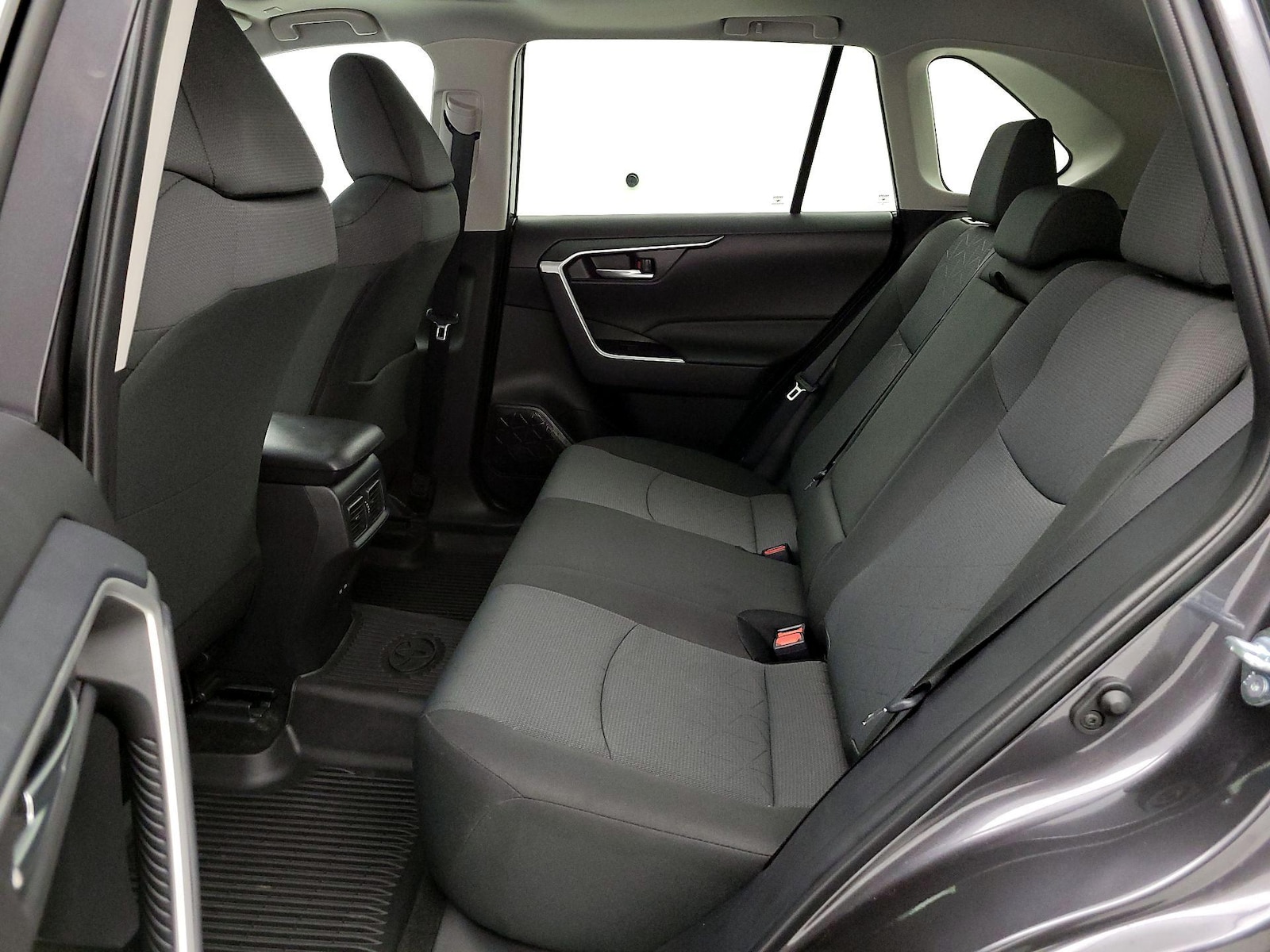 2025 Toyota RAV4 XLE - Photo 22
