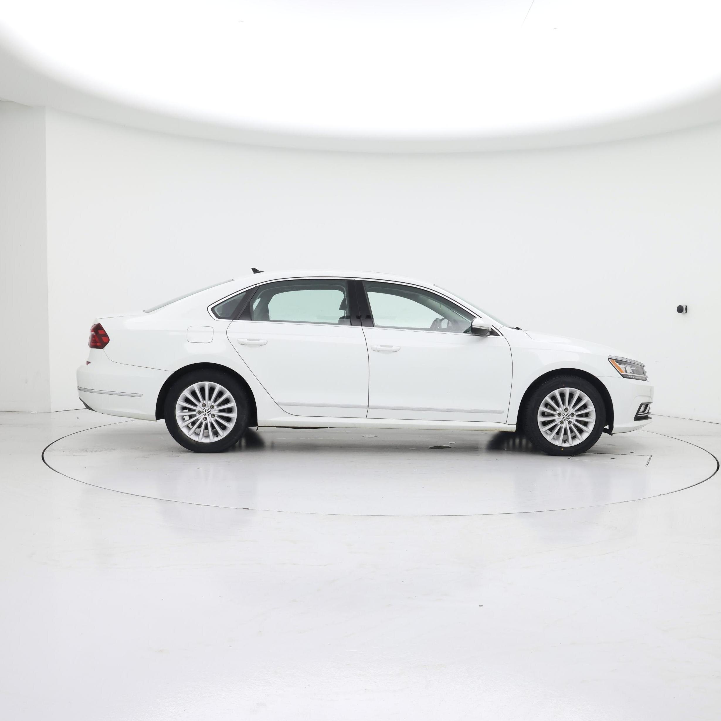 Thumbnail: 2016 Volkswagen Passat - 7