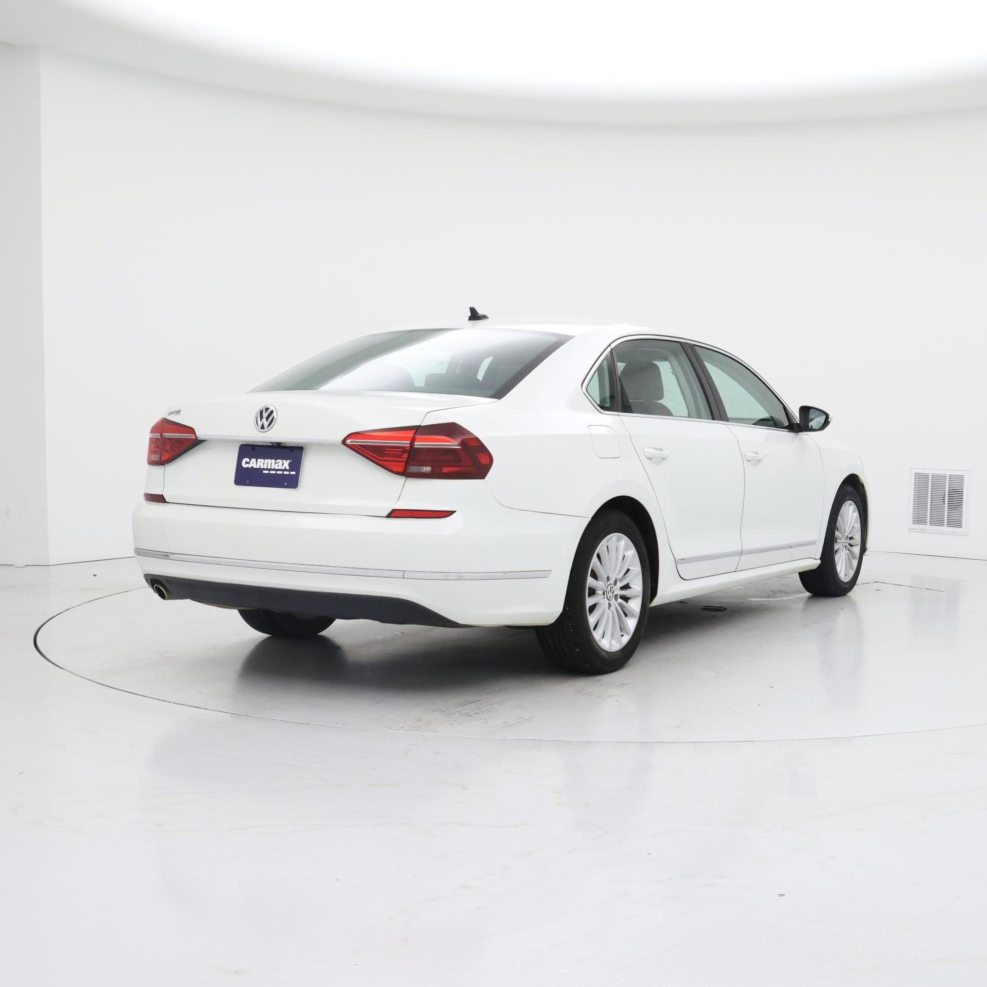 Thumbnail: 2016 Volkswagen Passat - 8