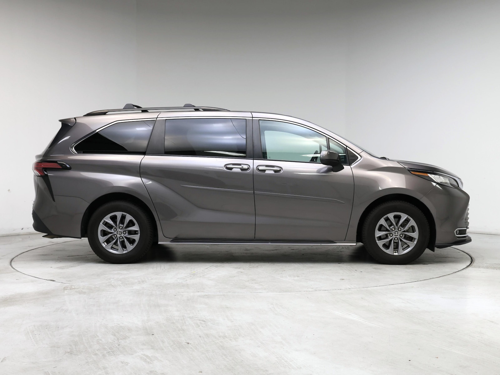 2022 Toyota Sienna XLE - Photo 8