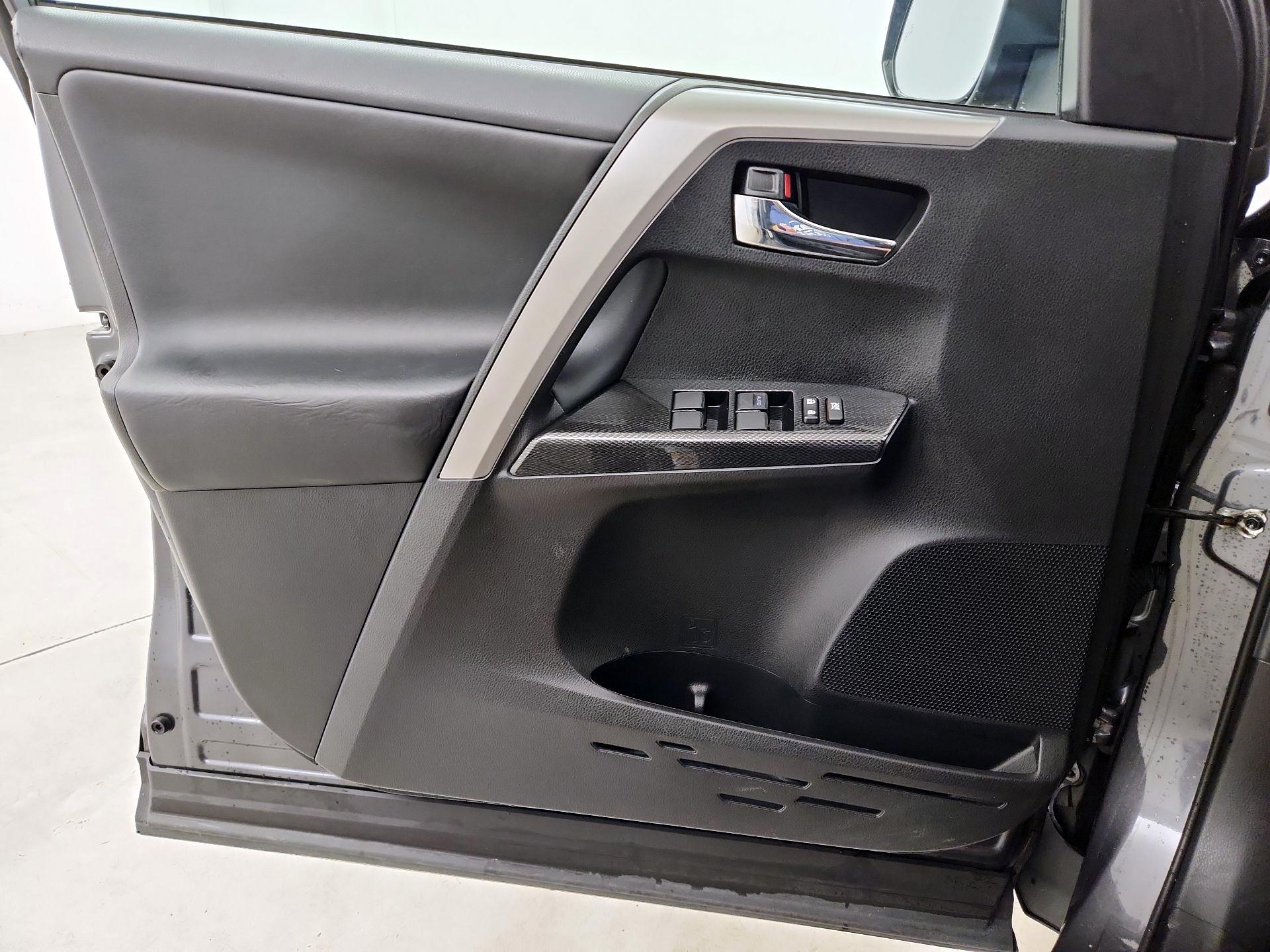 Thumbnail: 2018 Toyota RAV4 - 12