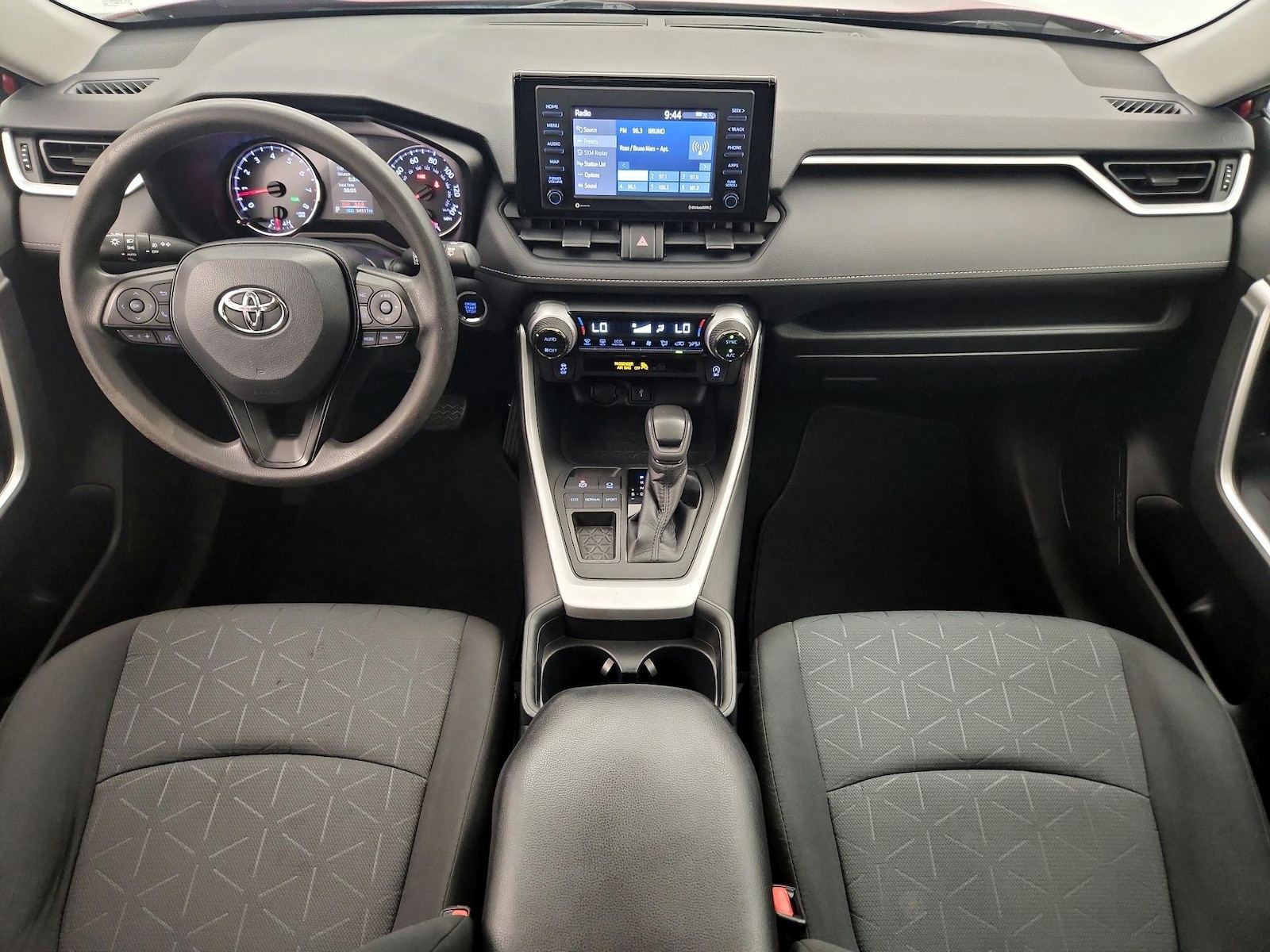 2020 Toyota RAV4 XLE - Photo 10