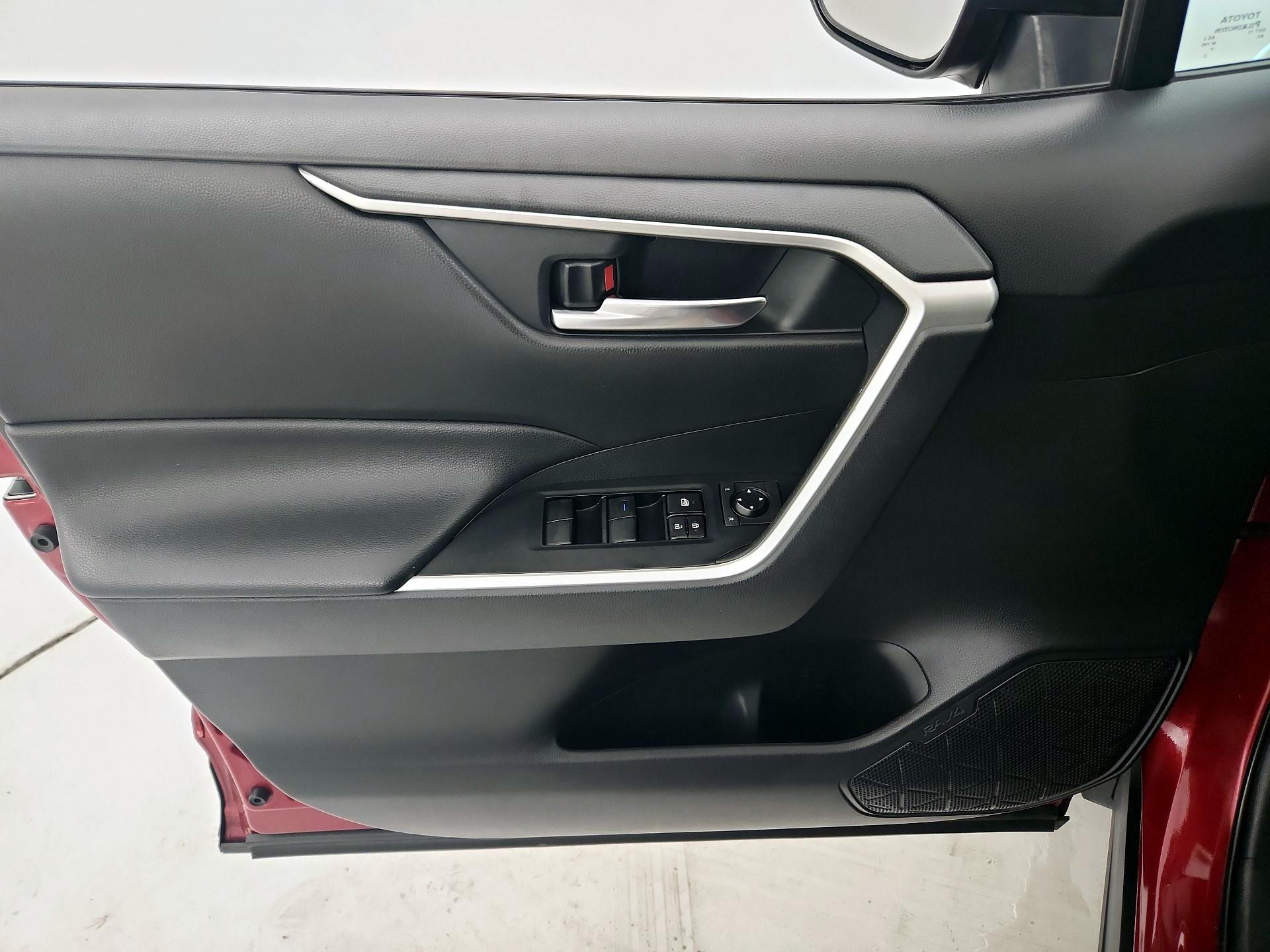 Thumbnail: 2020 Toyota RAV4 - 12