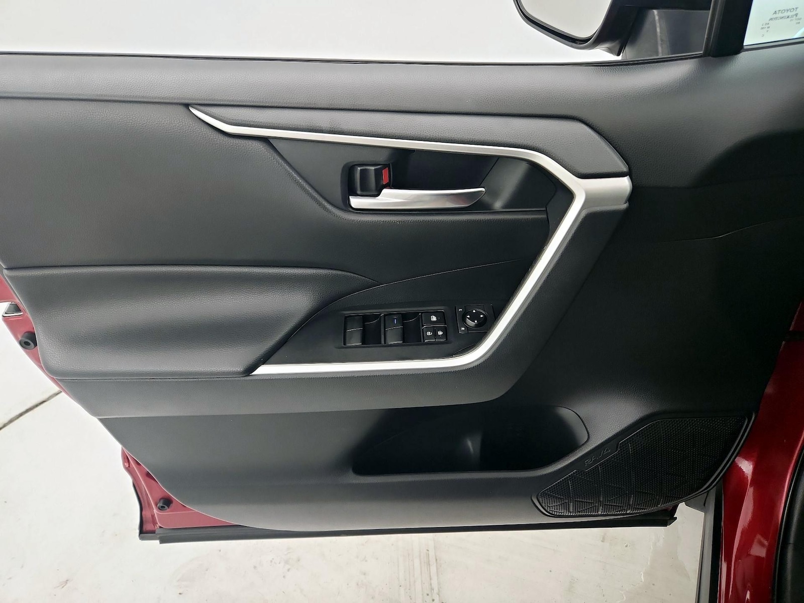 2020 Toyota RAV4 XLE - Photo 13
