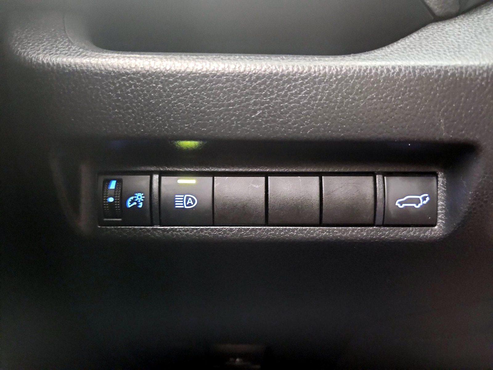 2020 Toyota RAV4 XLE - Photo 14