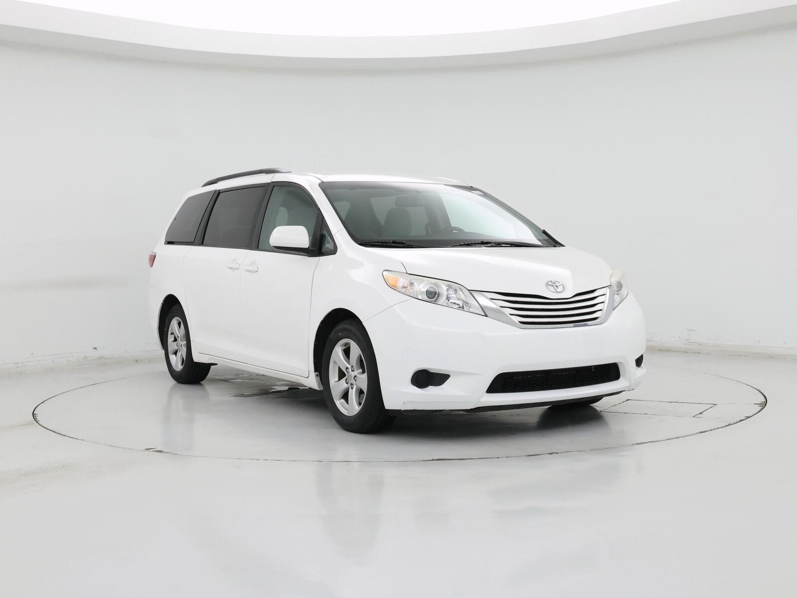 2015 Toyota Sienna LE, photo 2