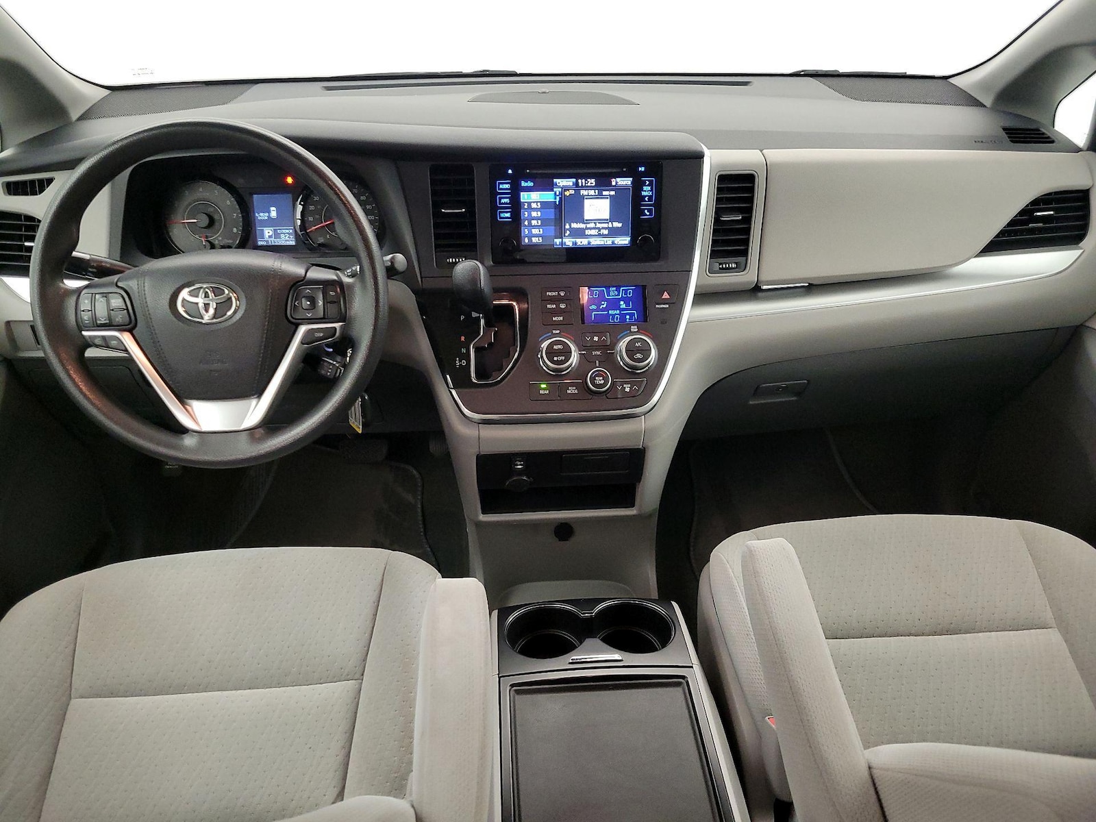 2015 Toyota Sienna LE, photo 10