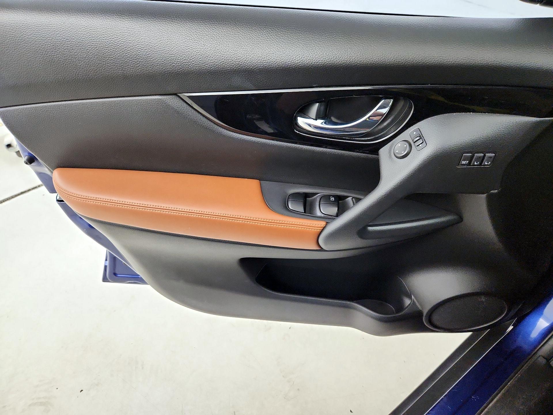 Thumbnail: 2017 Nissan Rogue - 12