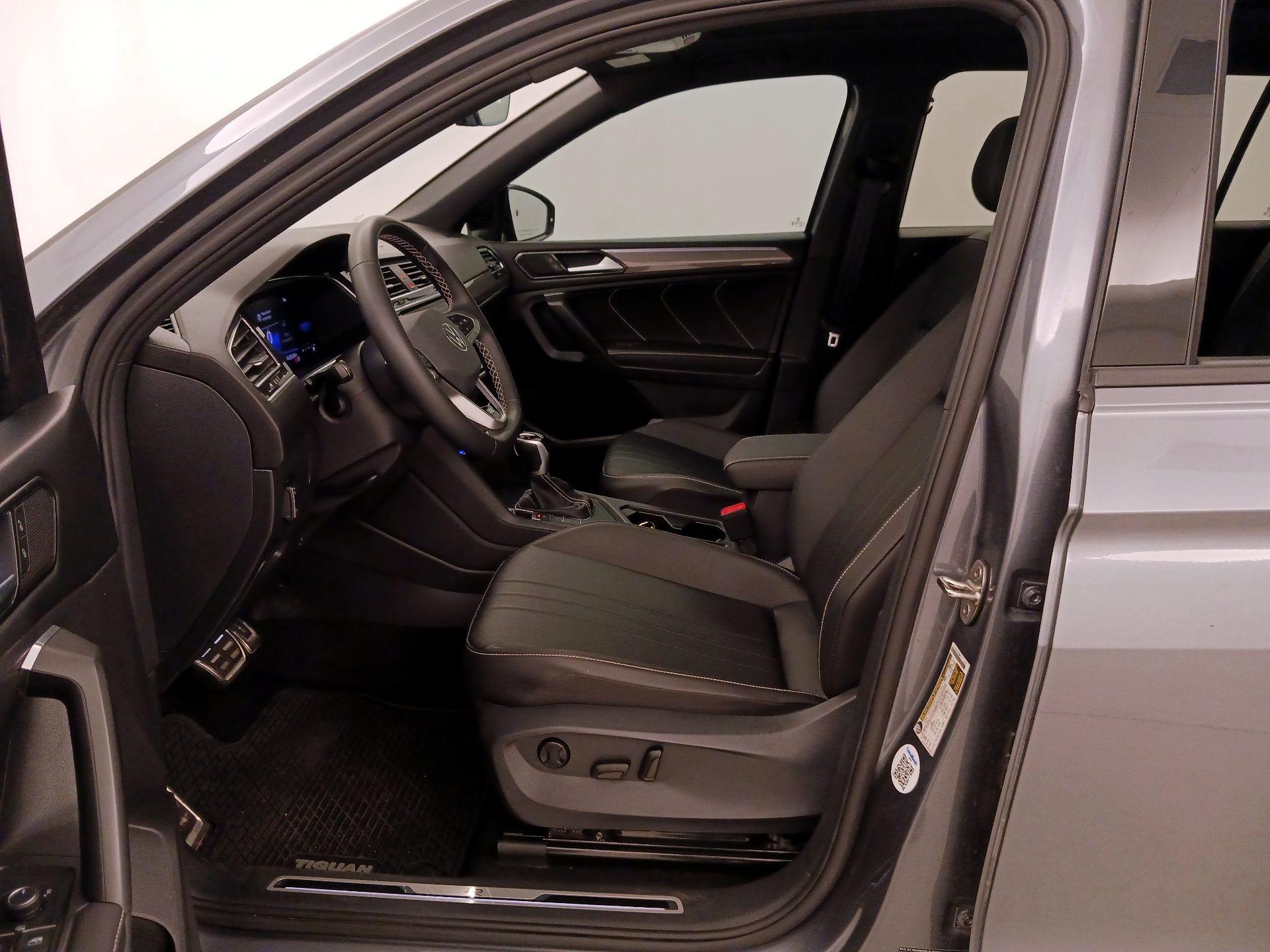 Thumbnail: 2023 Volkswagen Tiguan - 11