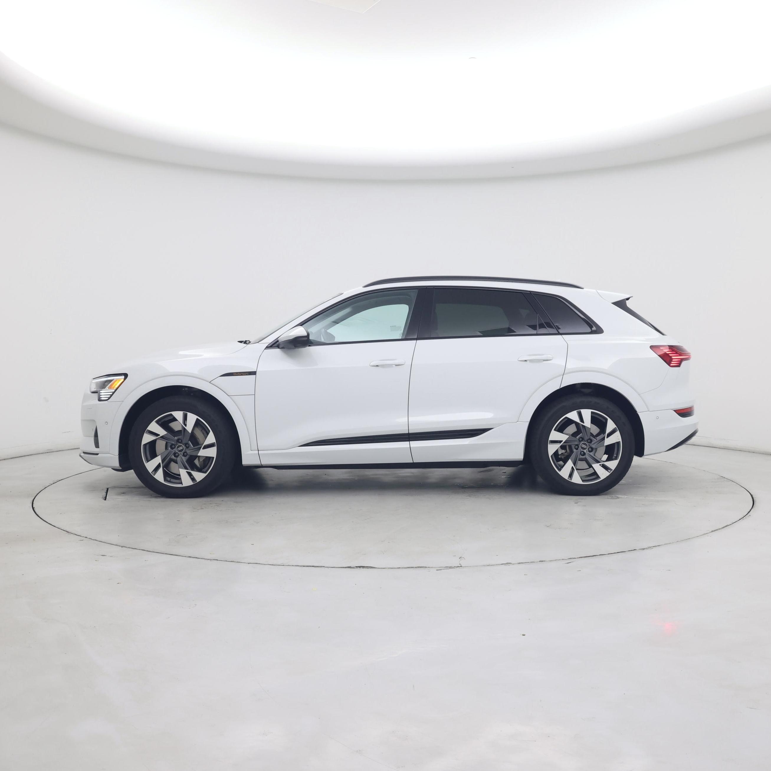Thumbnail: 2023 Audi e-tron - 3