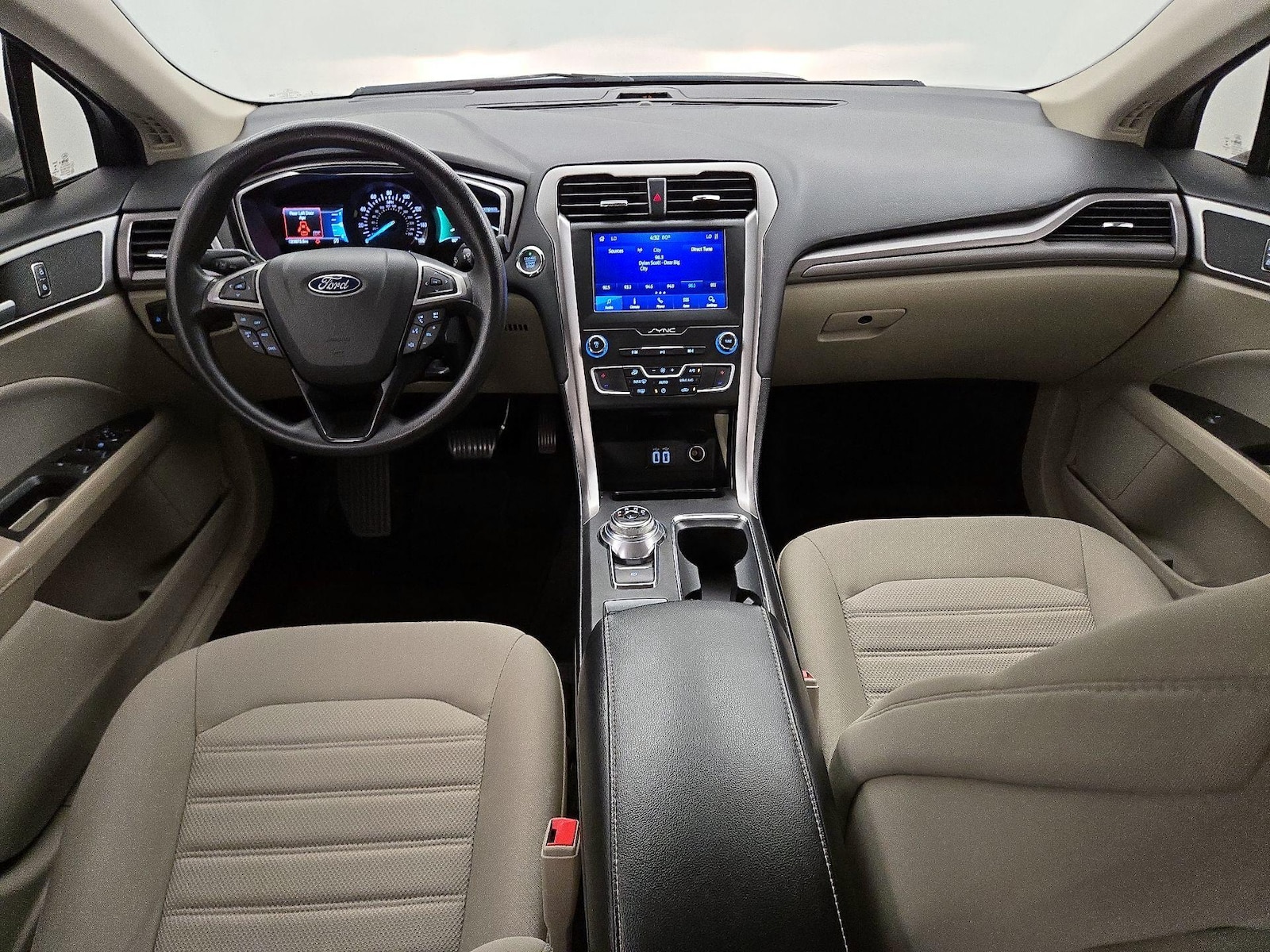 2020 Ford Fusion SE - Photo 10