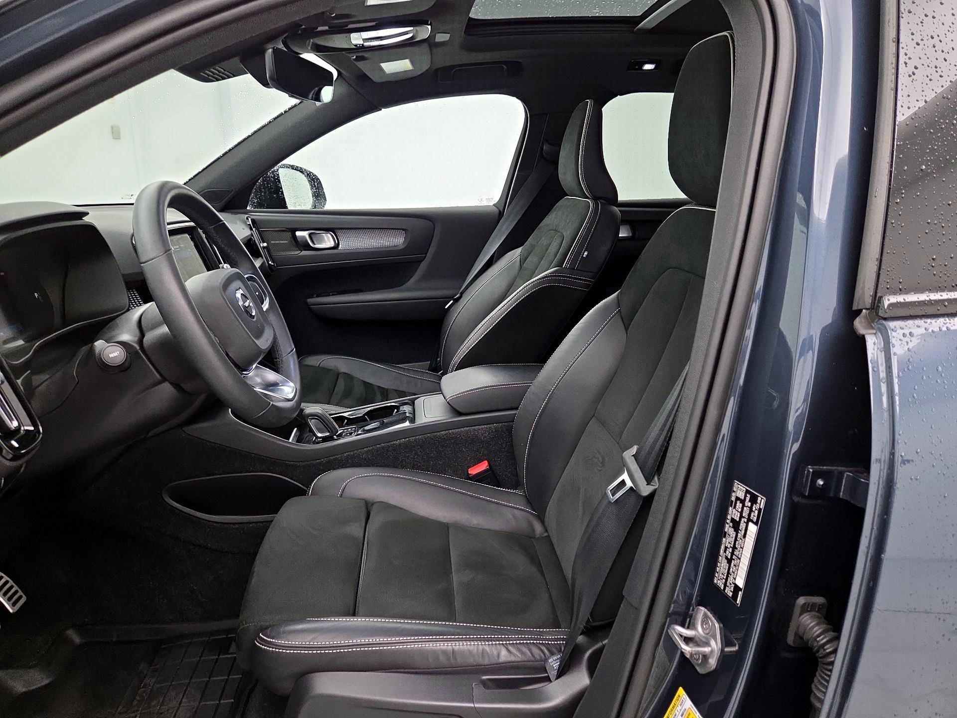 Thumbnail: 2022 Volvo XC40 - 11
