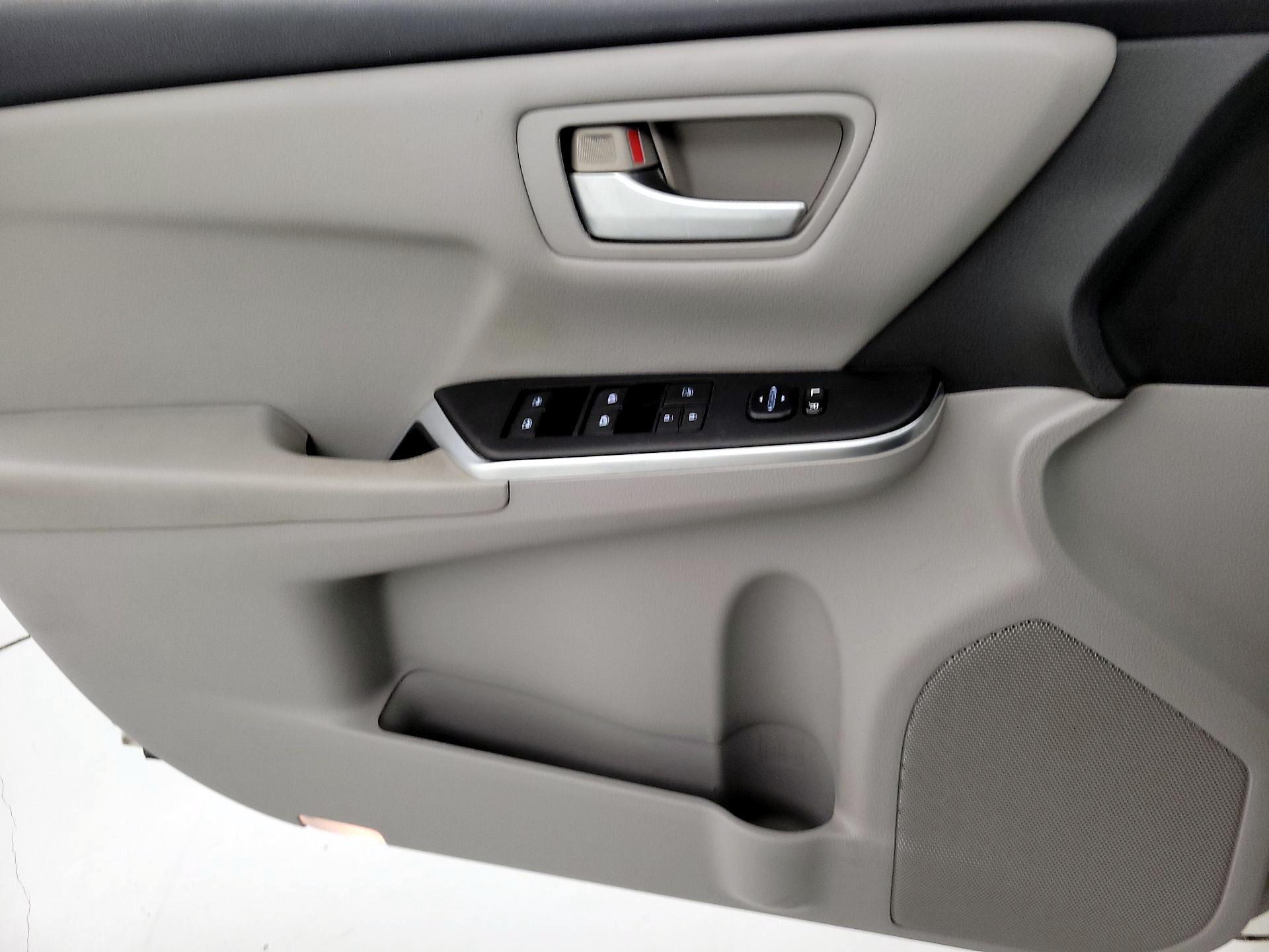 Thumbnail: 2015 Toyota Camry - 12