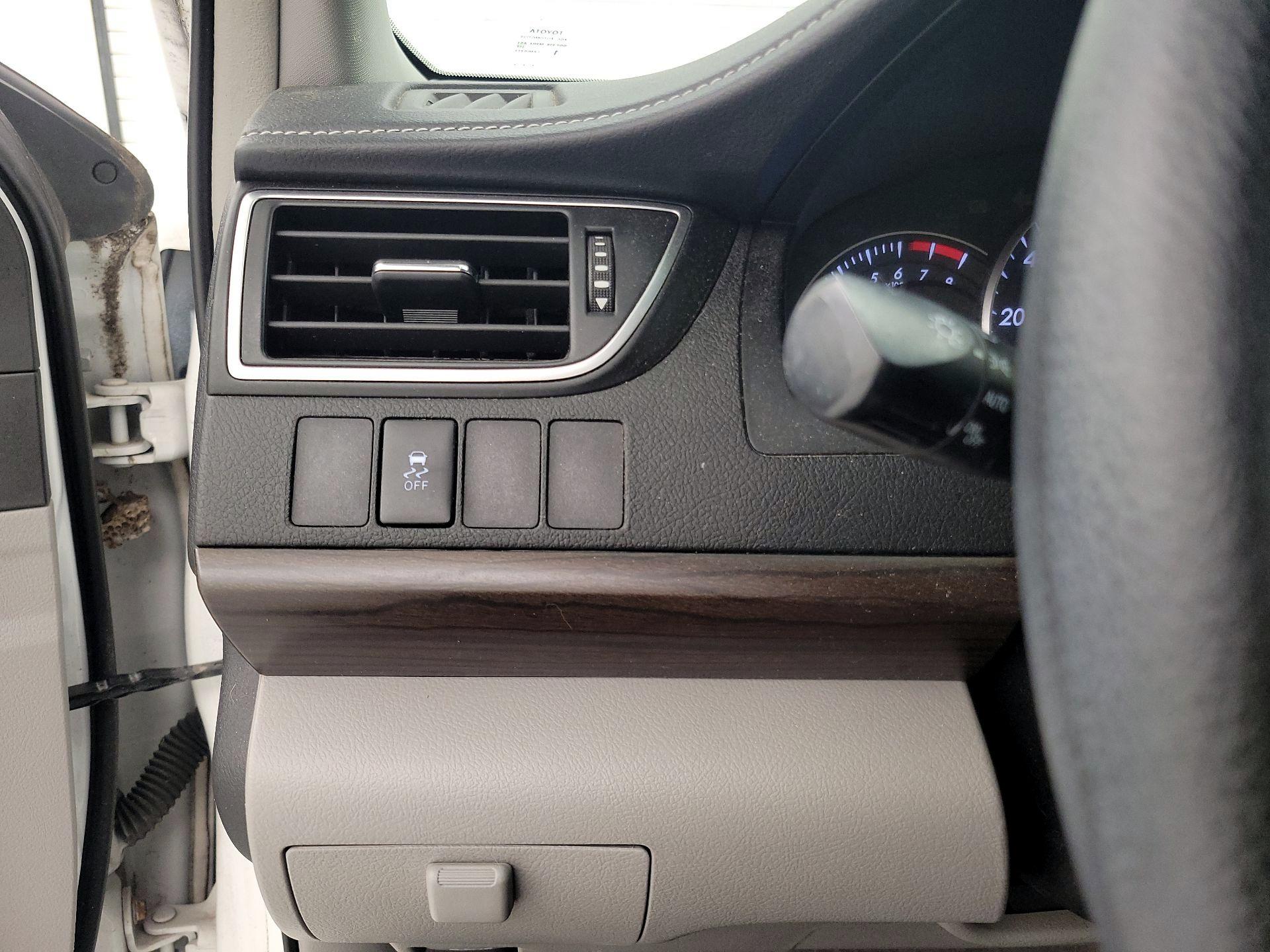 Thumbnail: 2015 Toyota Camry - 13