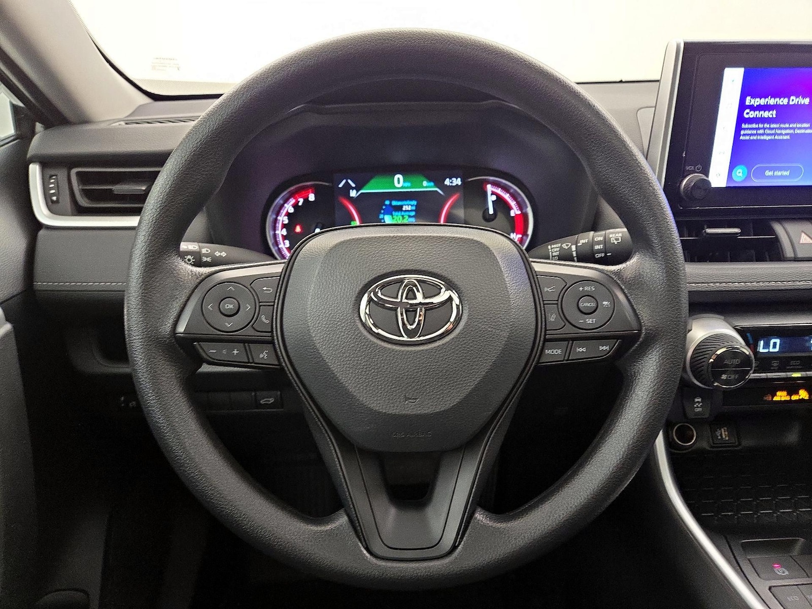 2025 Toyota RAV4 XLE - Photo 11