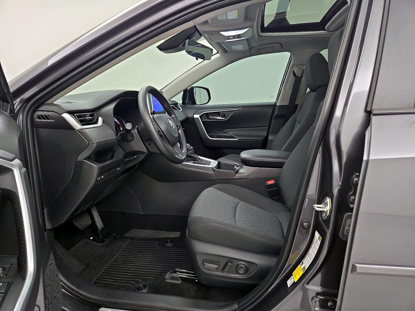 2025 Toyota RAV4 XLE - Photo 12