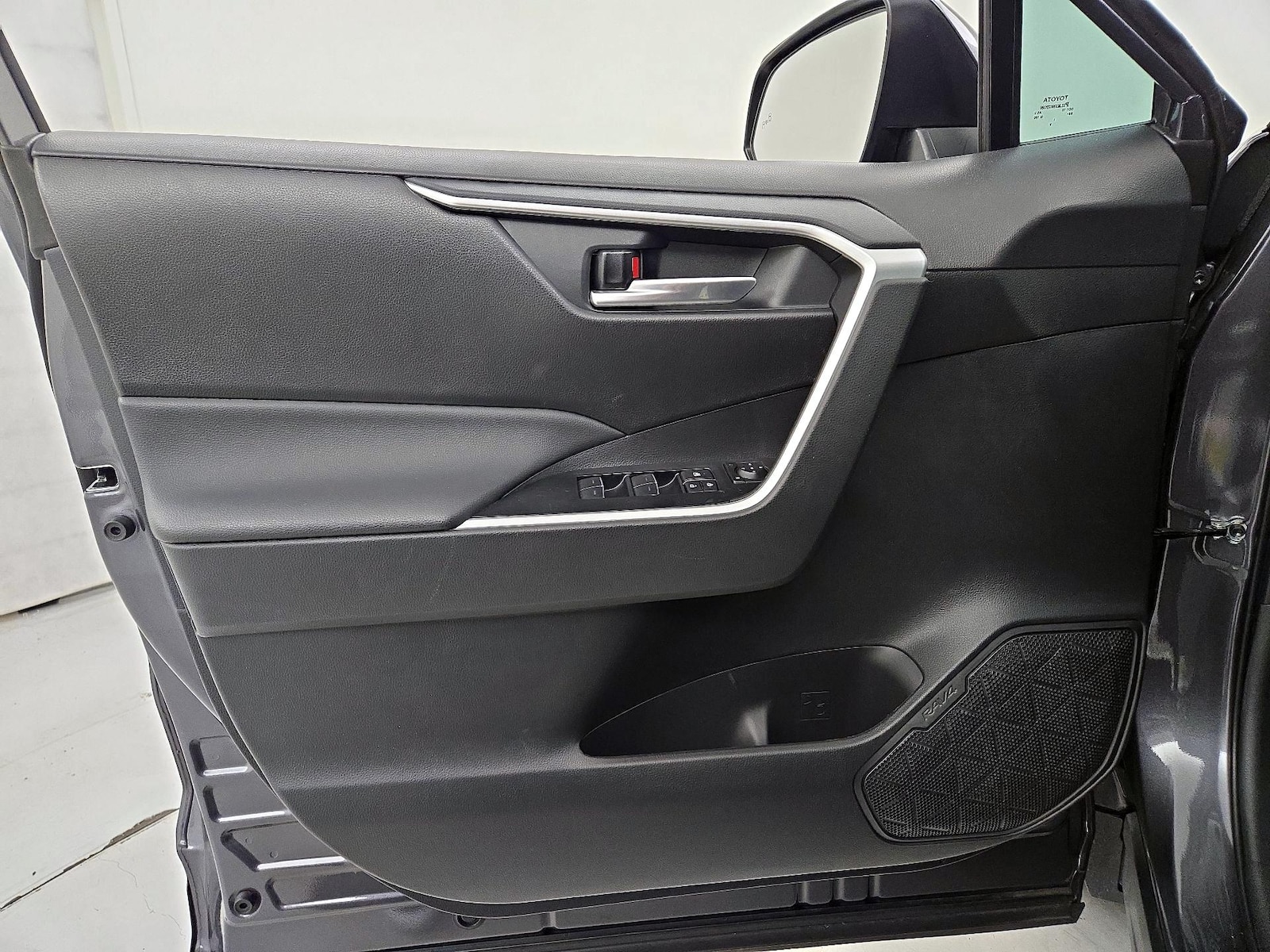 2025 Toyota RAV4 XLE - Photo 13
