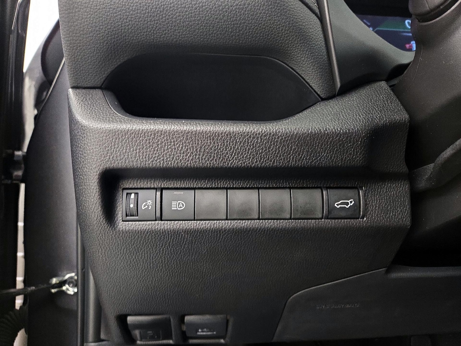 2025 Toyota RAV4 XLE - Photo 14