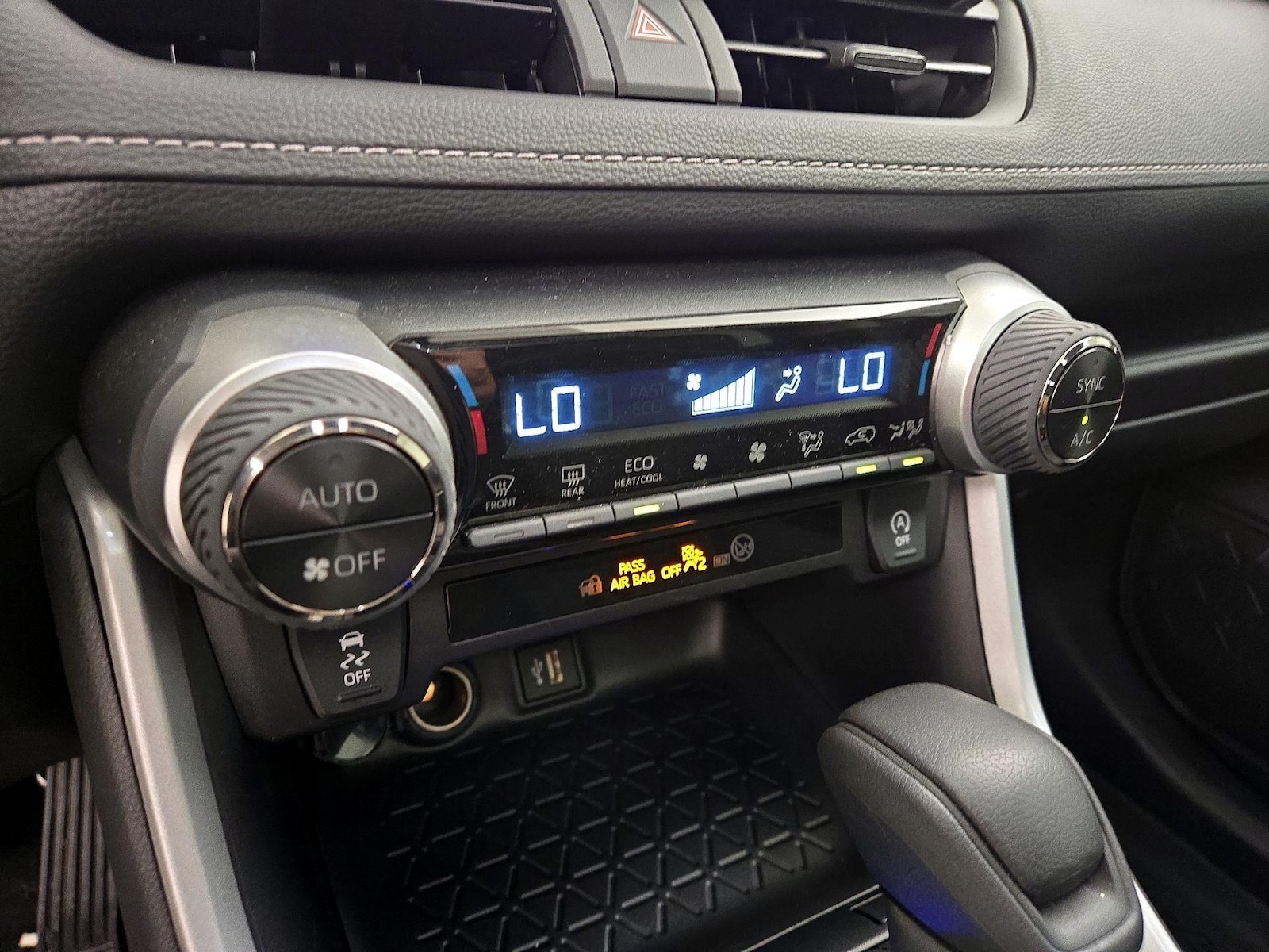 2025 Toyota RAV4 XLE - Photo 18