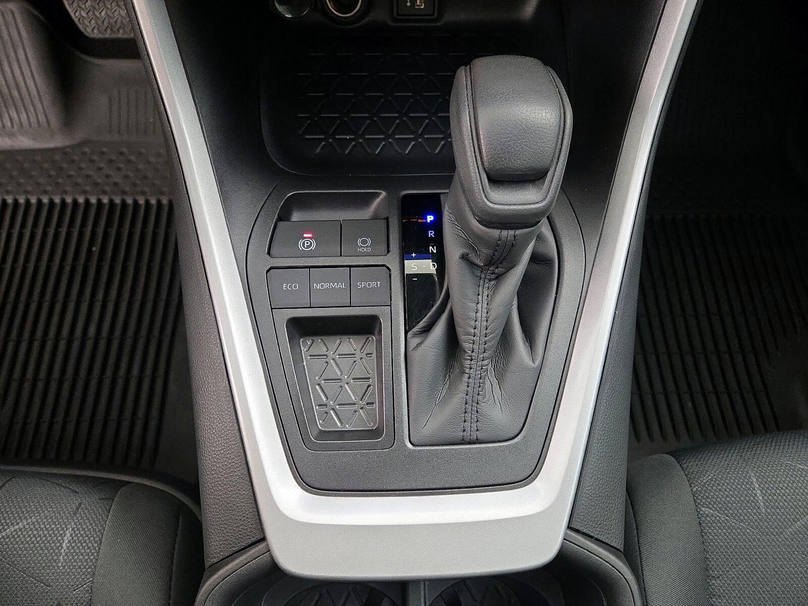 2025 Toyota RAV4 XLE - Photo 19