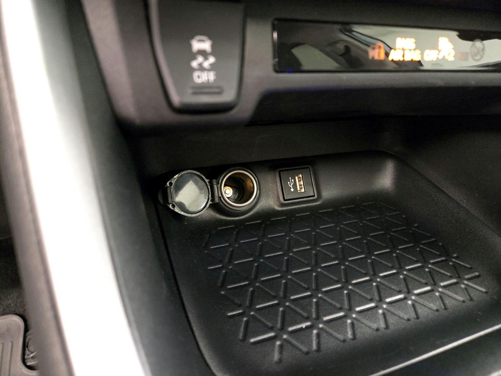 2025 Toyota RAV4 XLE - Photo 20