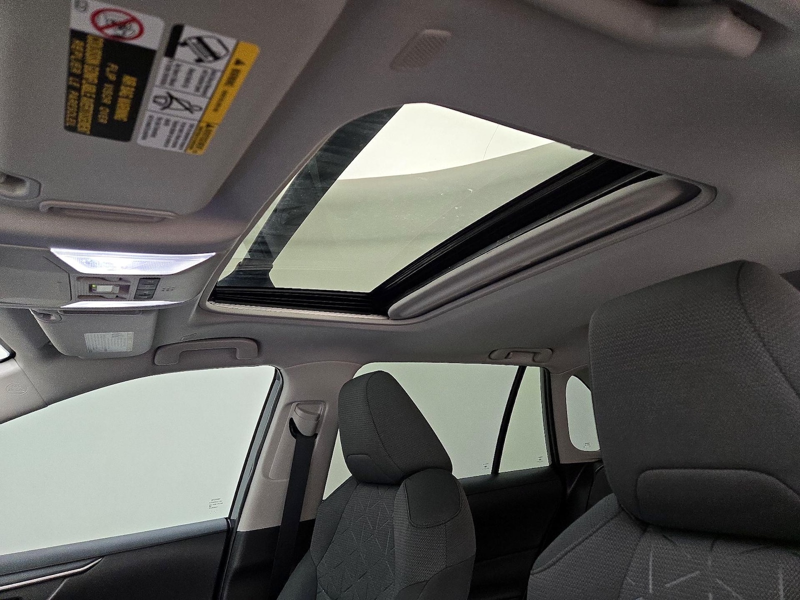 2025 Toyota RAV4 XLE - Photo 21