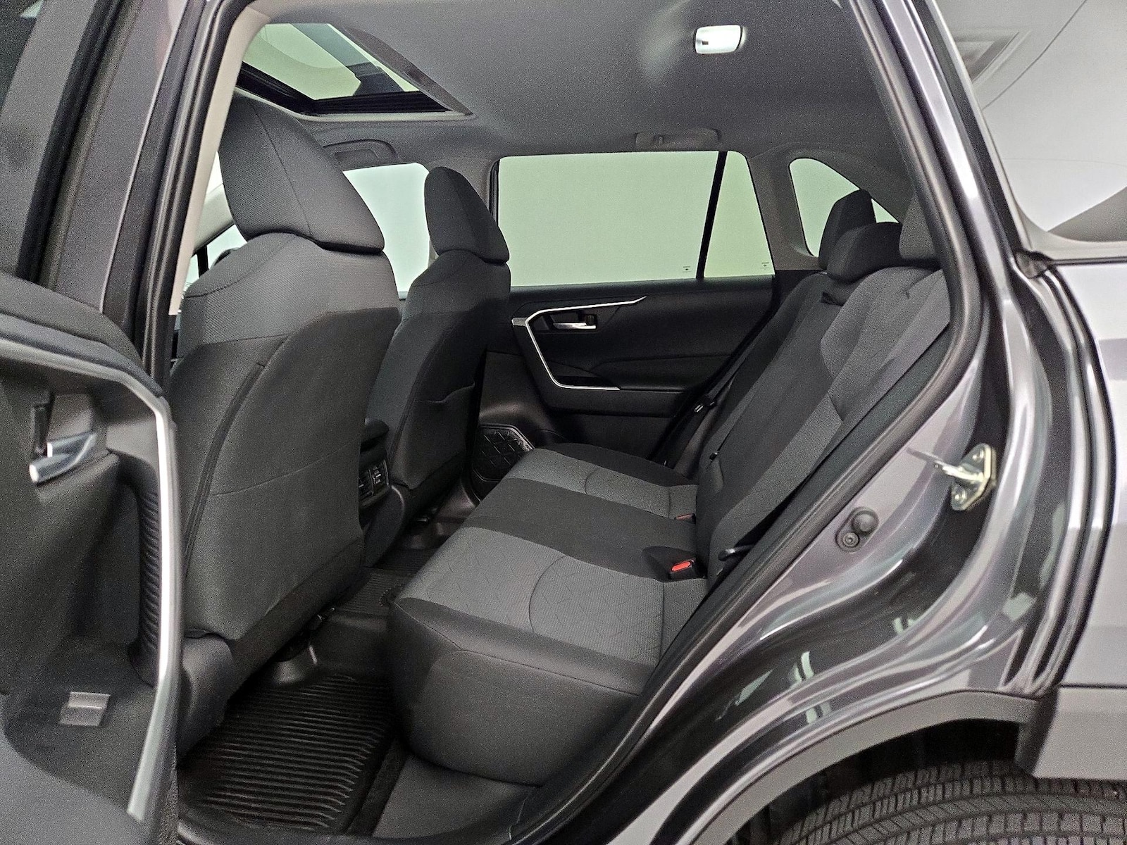 2025 Toyota RAV4 XLE - Photo 22