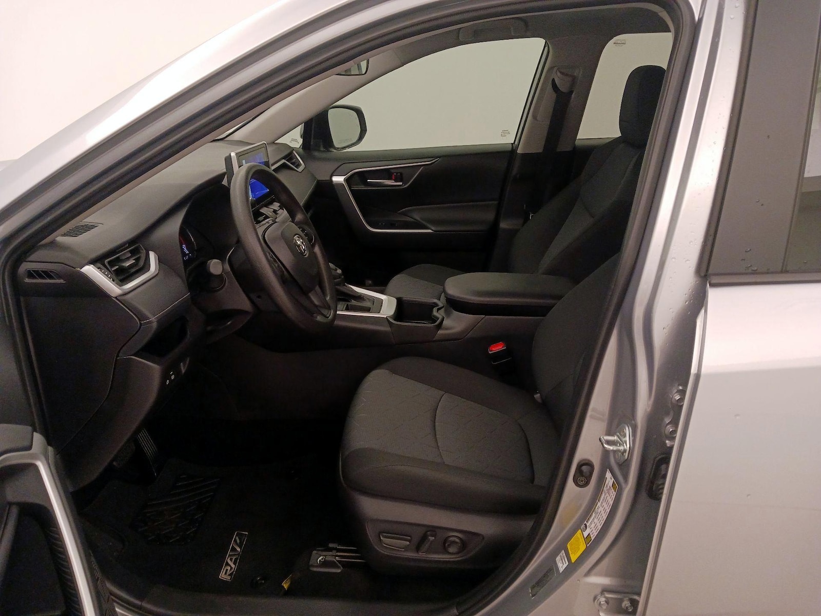 2025 Toyota RAV4 XLE - Photo 12