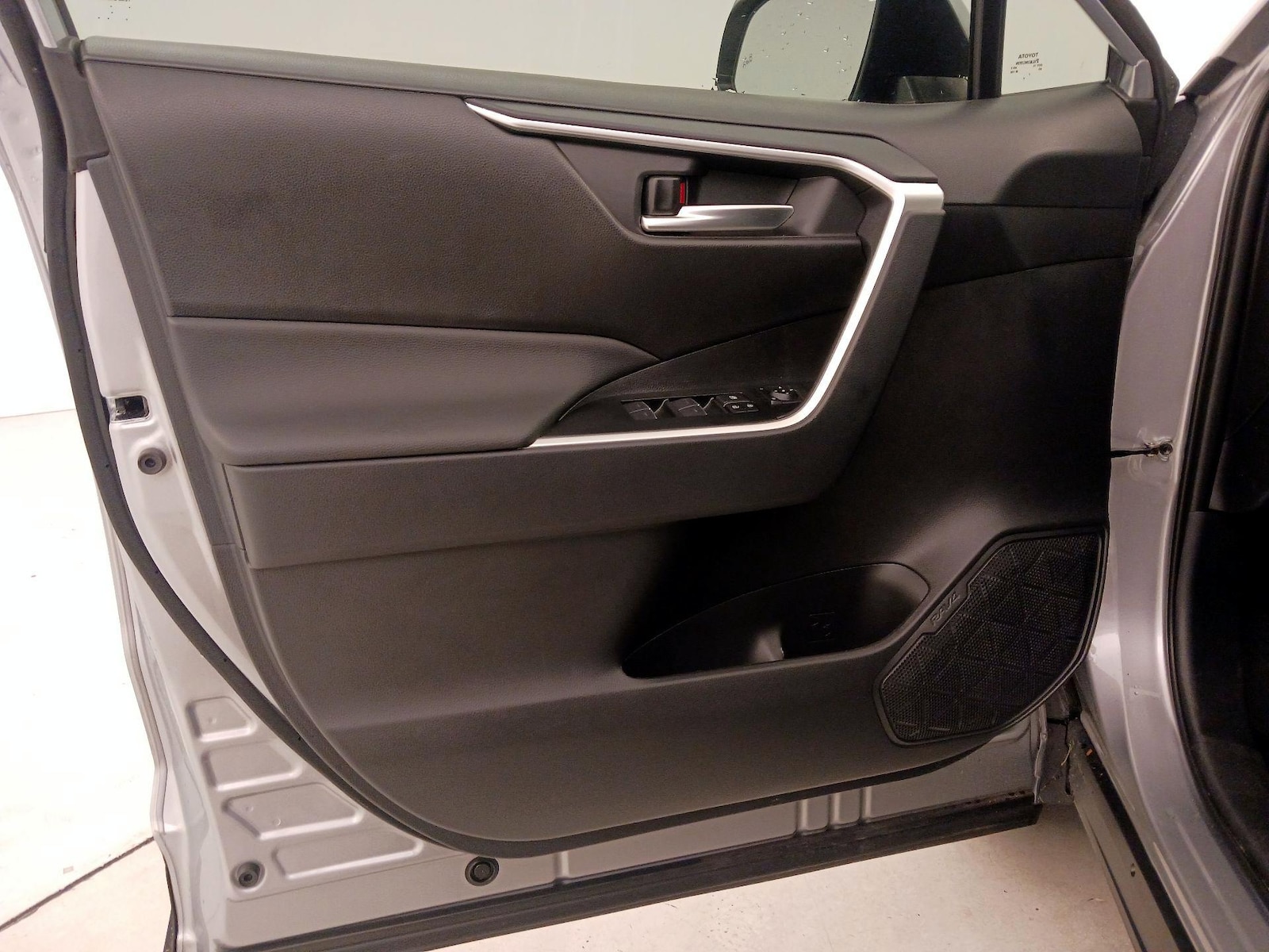 2025 Toyota RAV4 XLE - Photo 13
