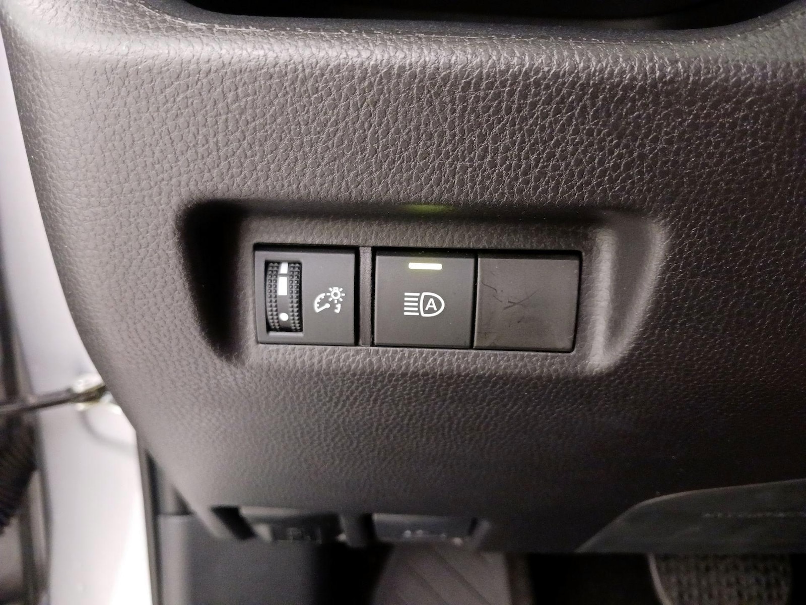 2025 Toyota RAV4 XLE - Photo 14