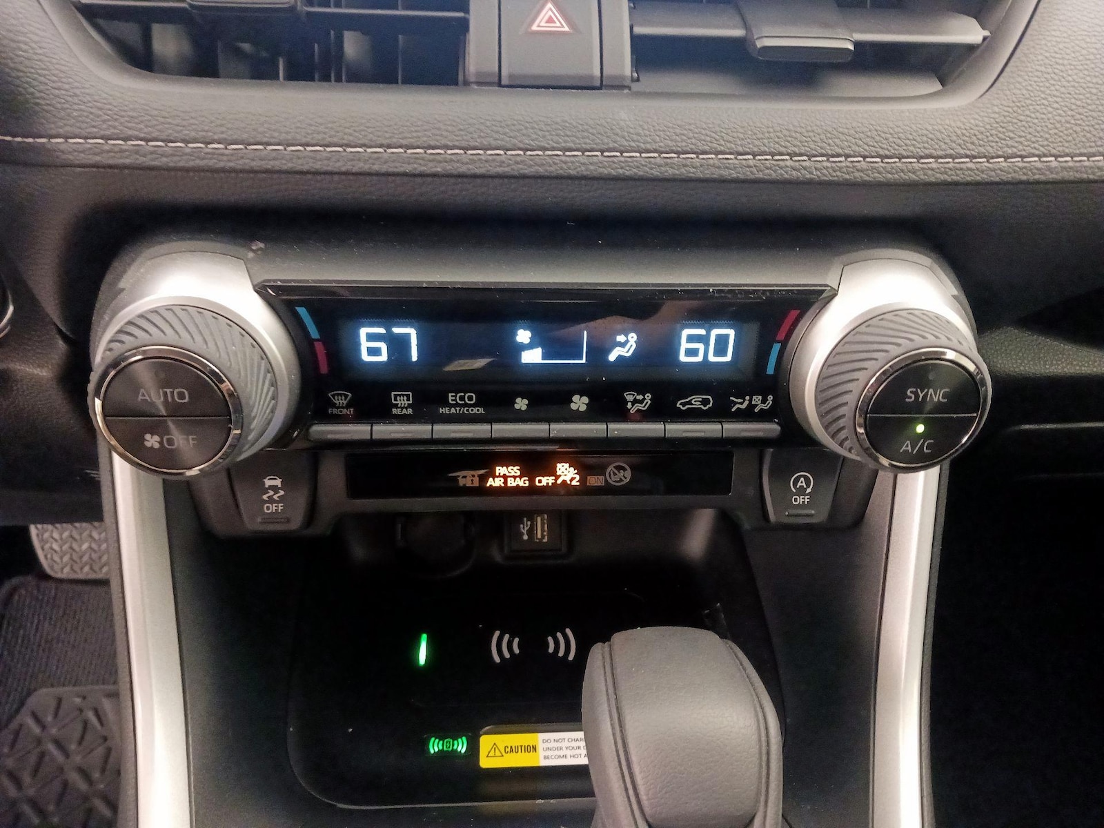 2025 Toyota RAV4 XLE - Photo 17