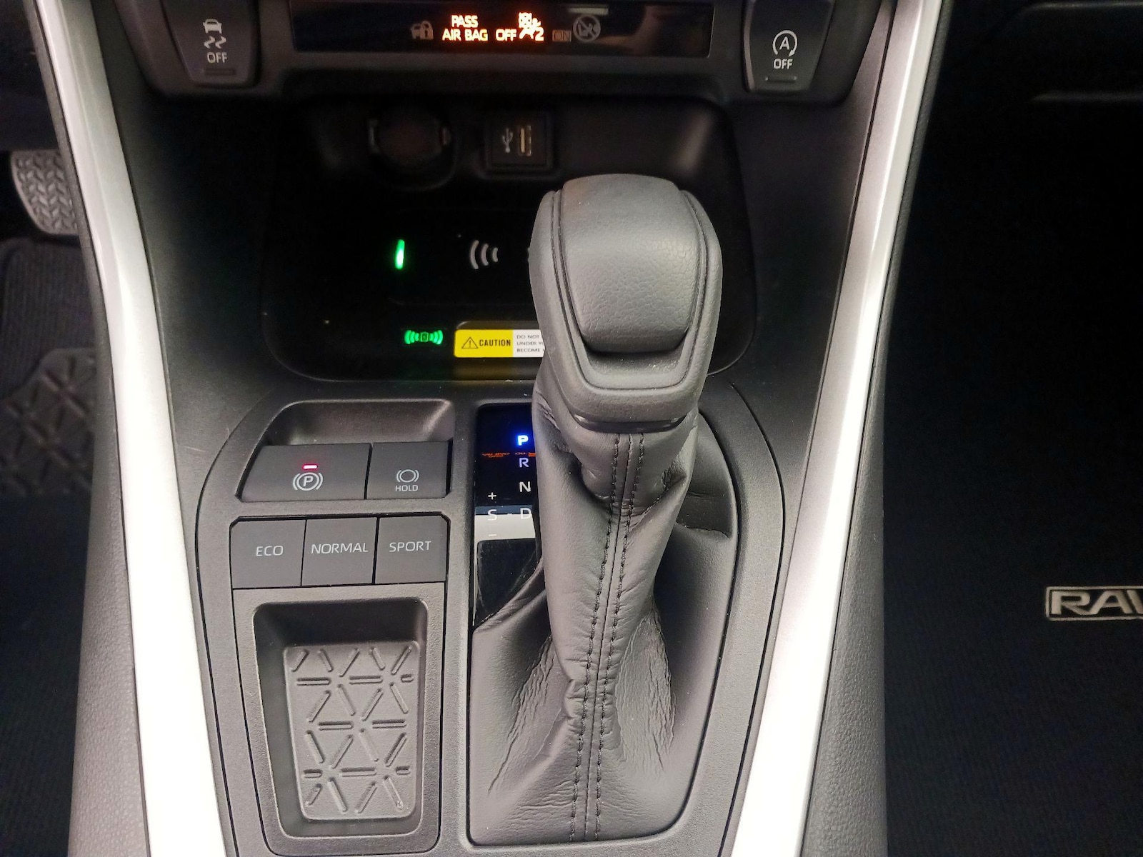 2025 Toyota RAV4 XLE - Photo 18