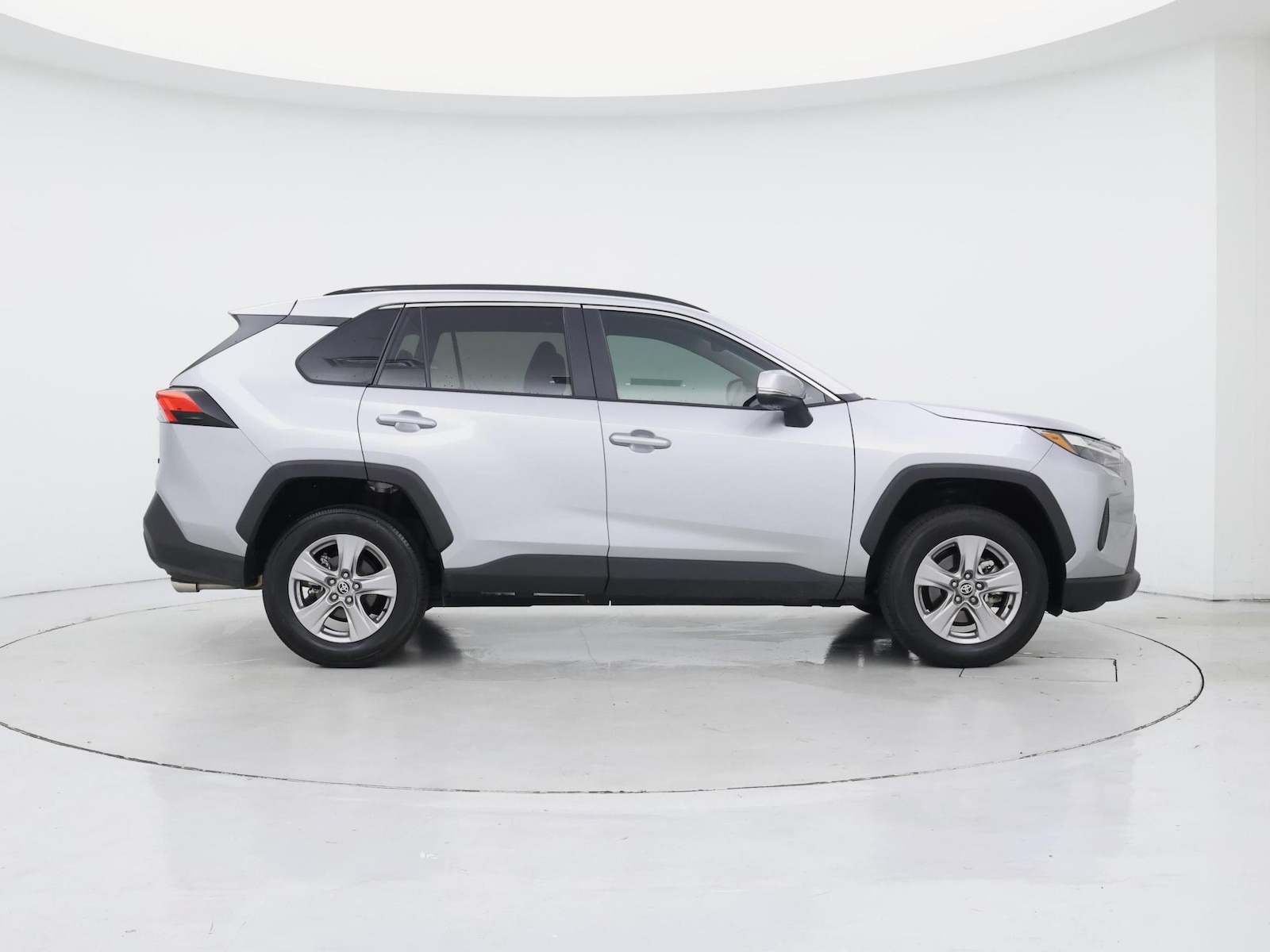 2025 Toyota RAV4 XLE - Photo 8