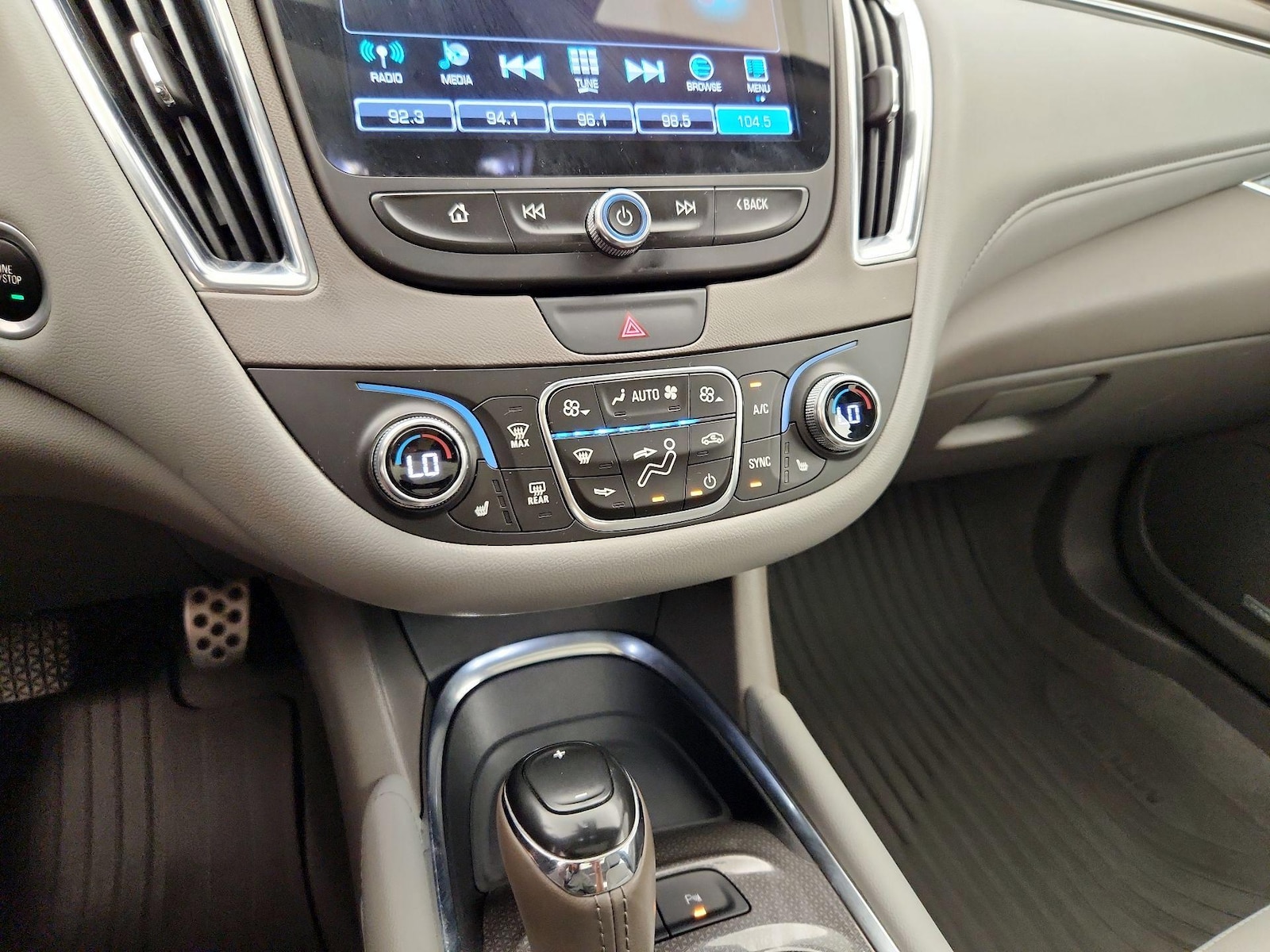 2017 Chevrolet Malibu Hybrid - Photo 18