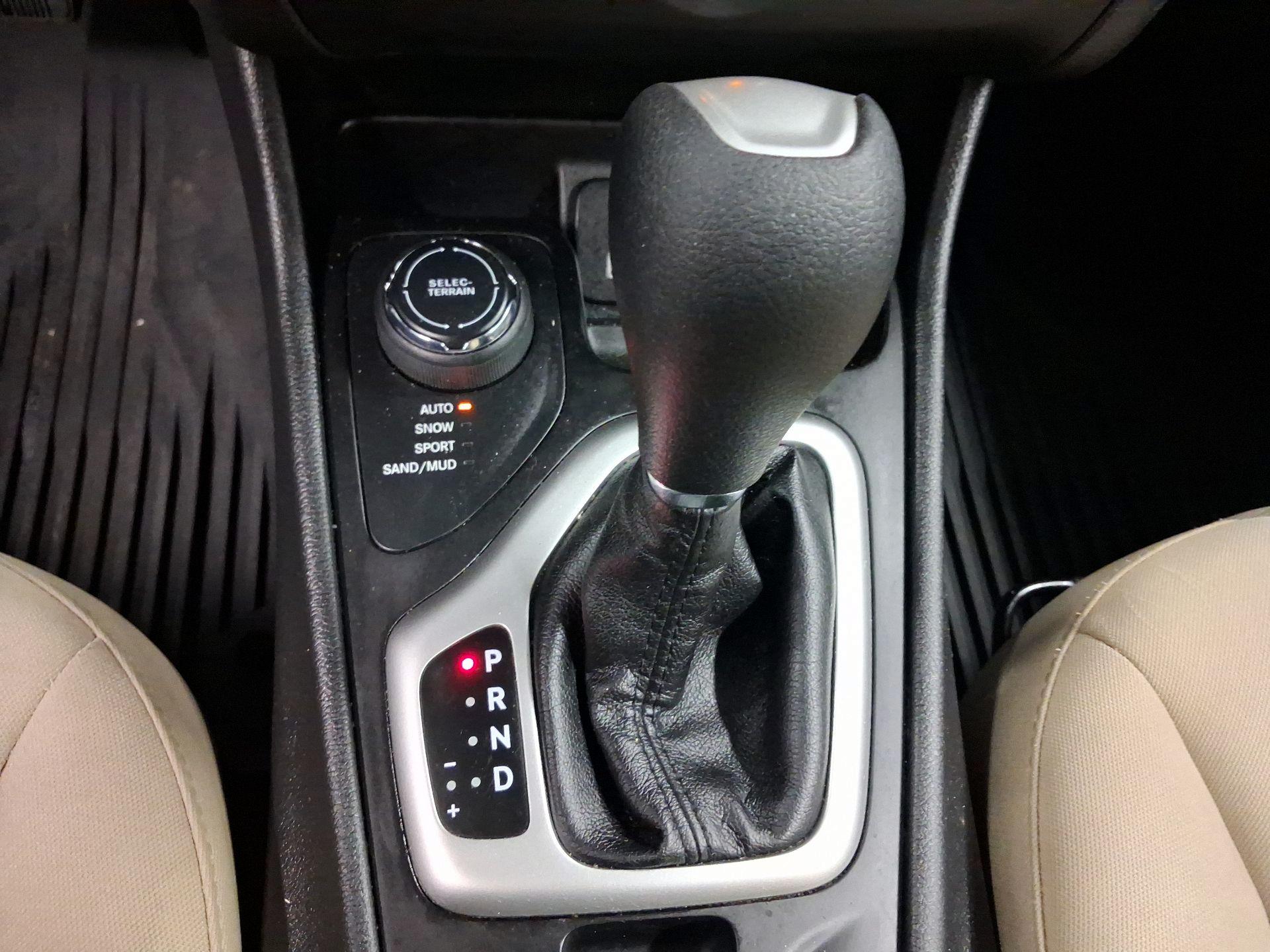 Thumbnail: 2017 Jeep Cherokee - 15