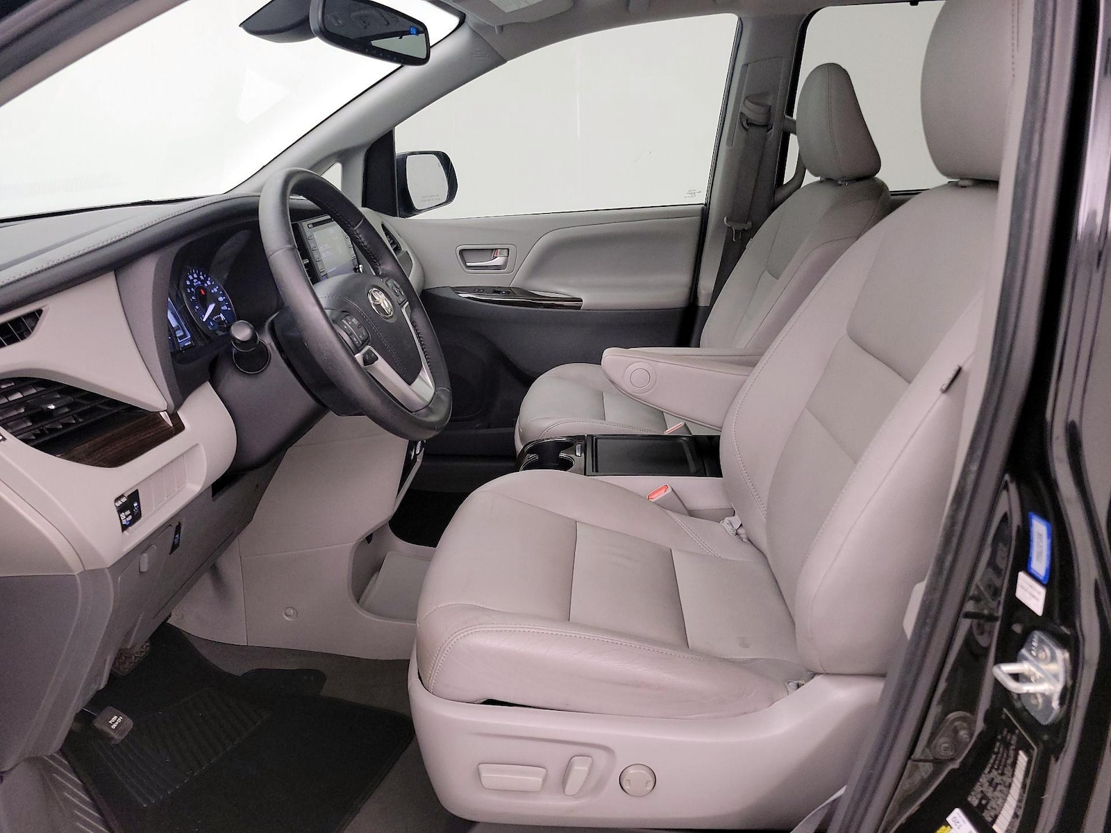 2020 Toyota Sienna XLE - Photo 12