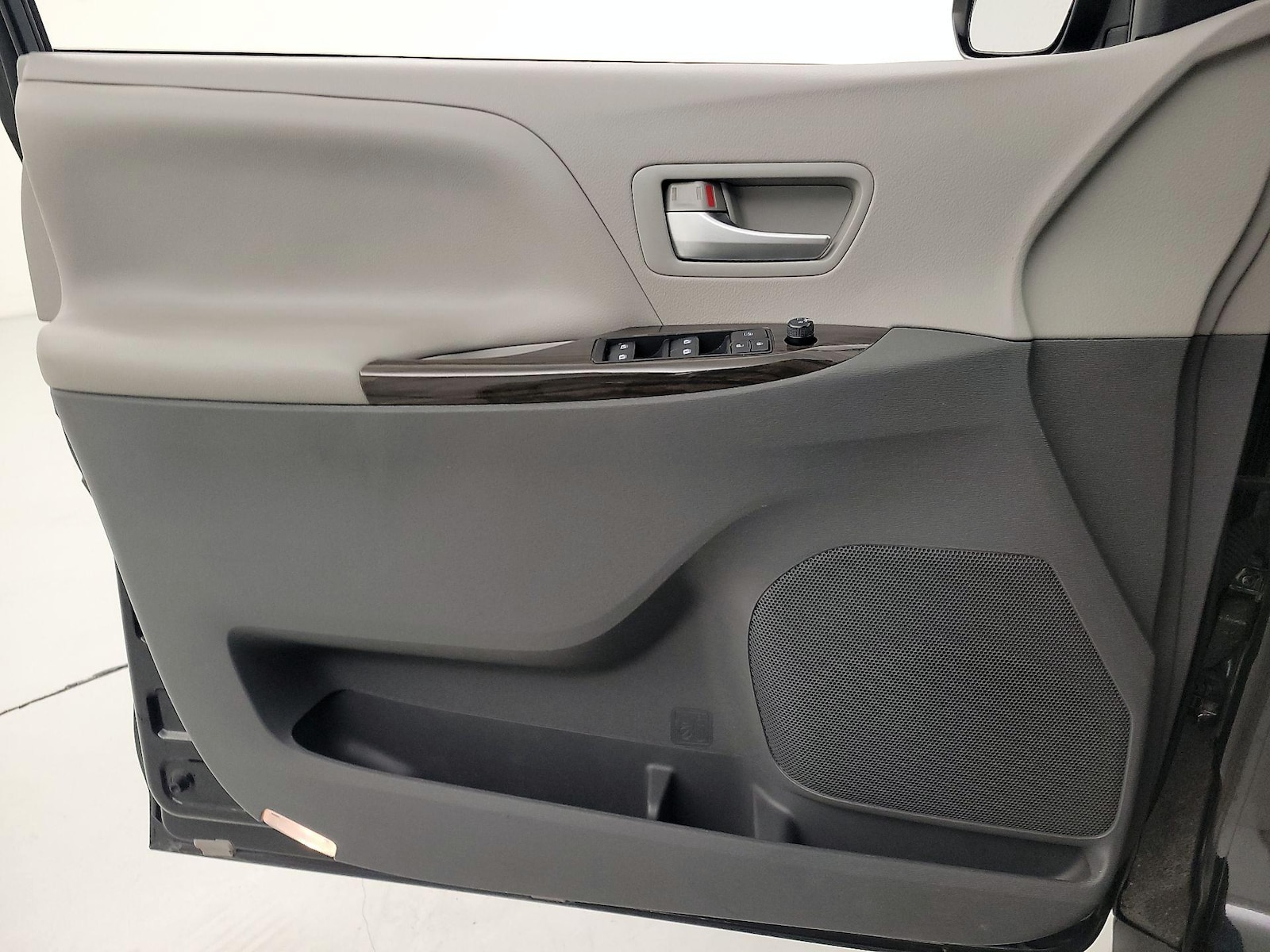 2020 Toyota Sienna XLE - Photo 13