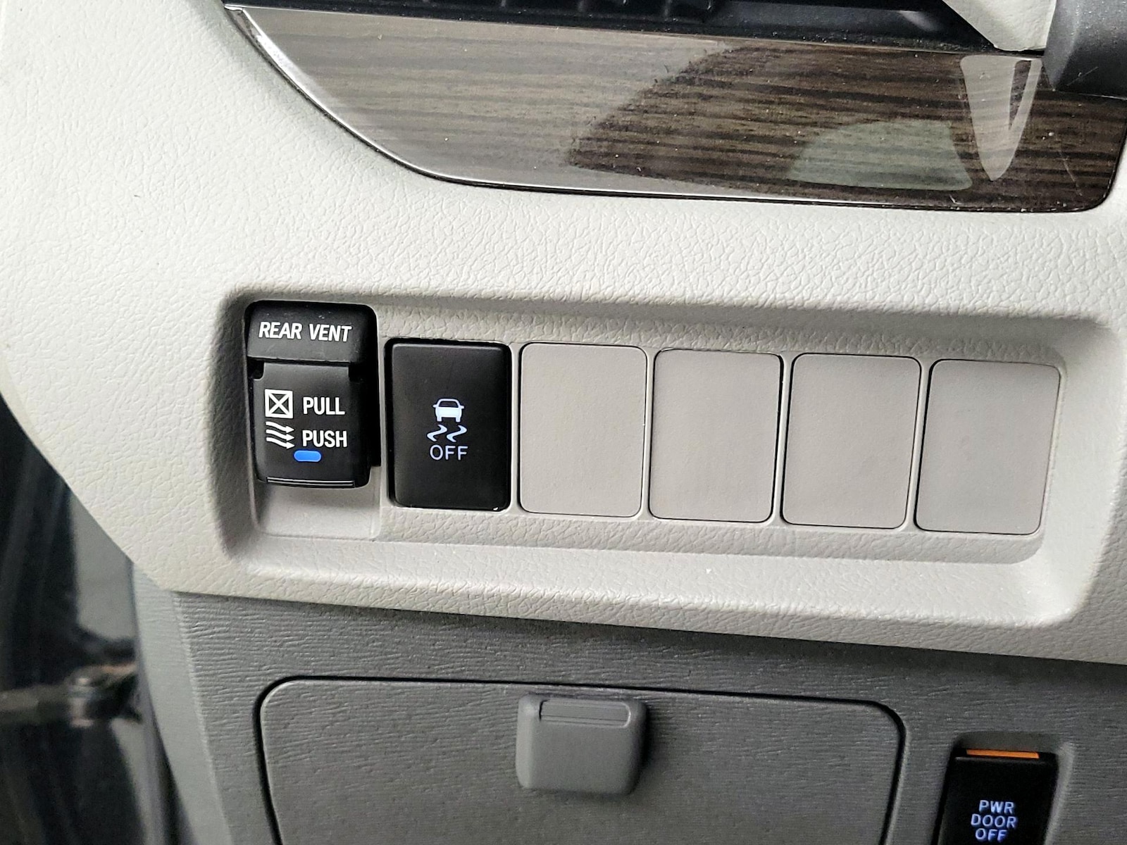2020 Toyota Sienna XLE - Photo 14