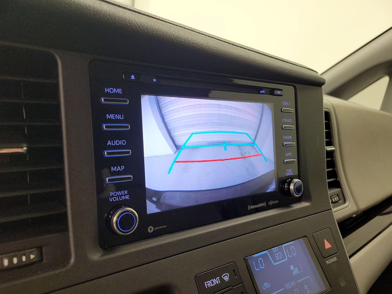 2020 Toyota Sienna XLE - Photo 15