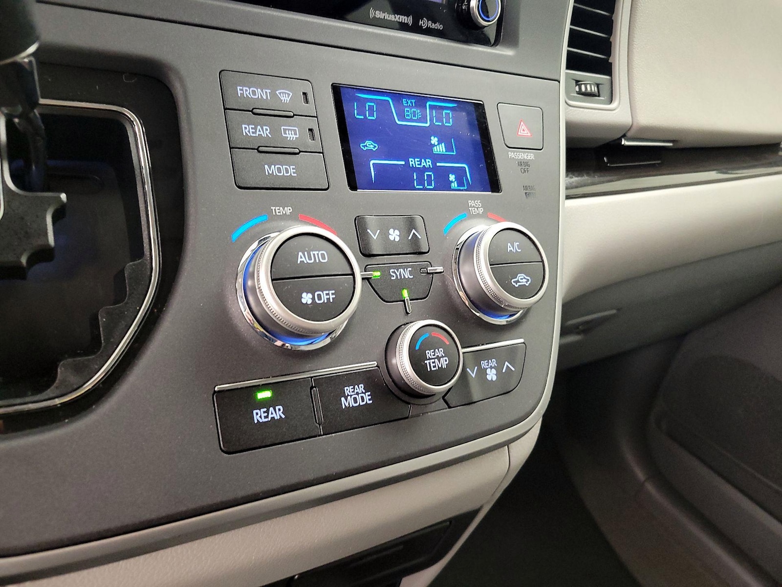 2020 Toyota Sienna XLE - Photo 17