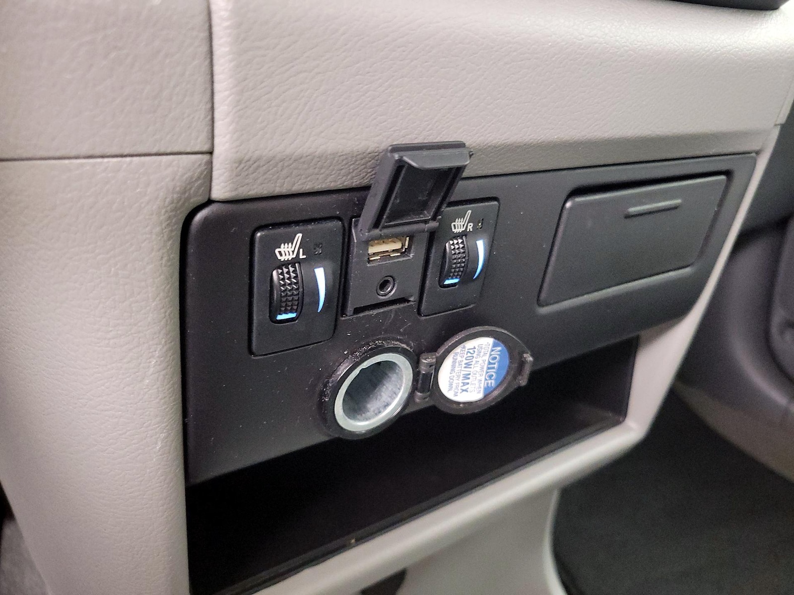 2020 Toyota Sienna XLE - Photo 19