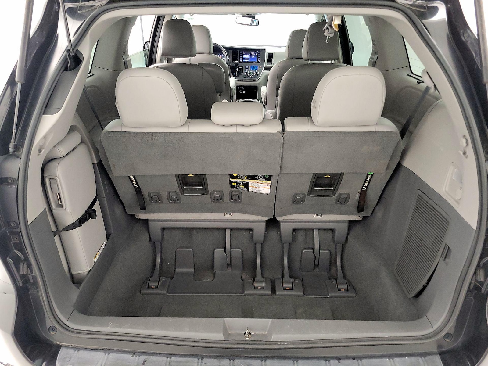 2020 Toyota Sienna XLE - Photo 23