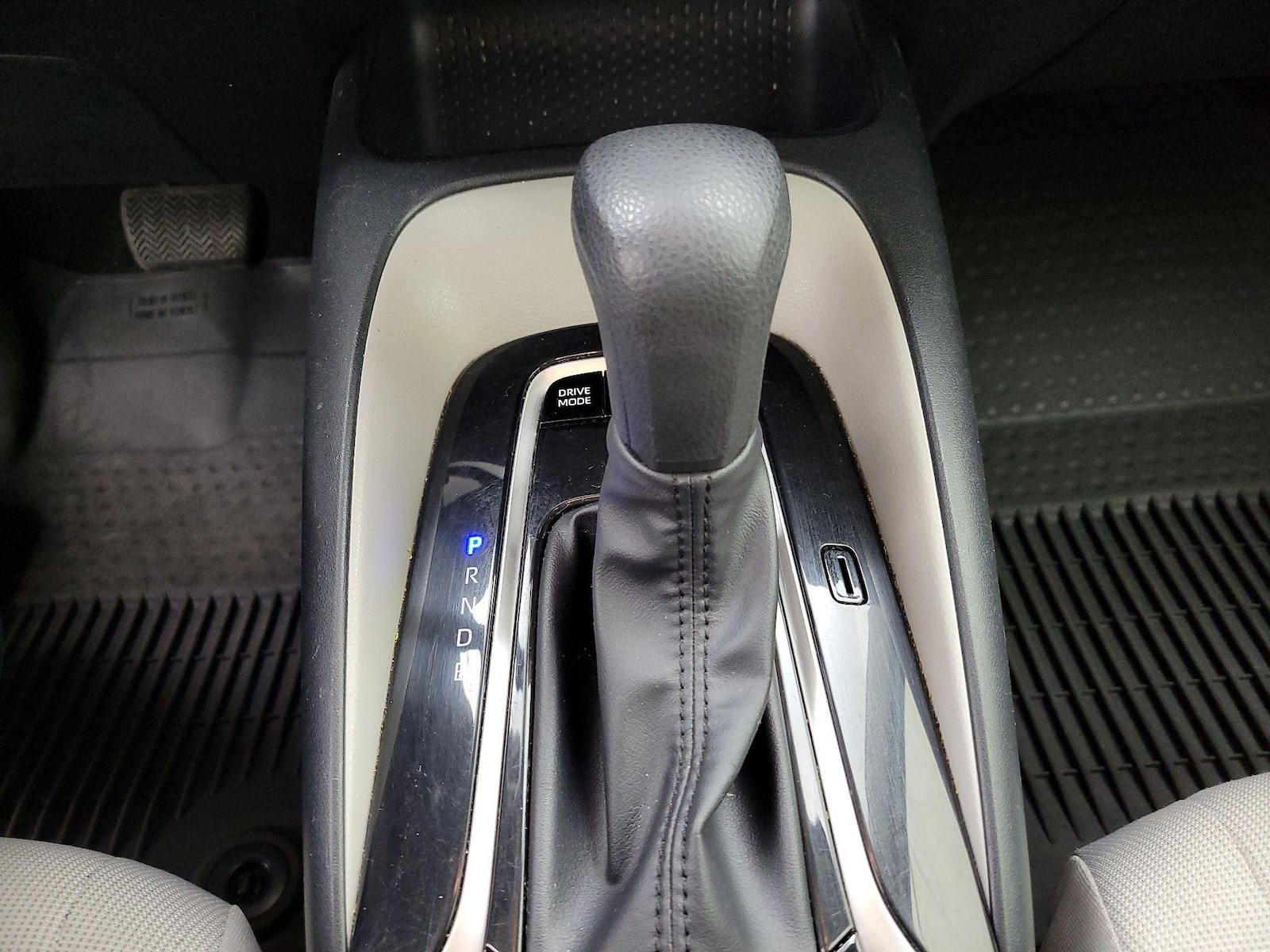 2022 Toyota Corolla LE - Photo 18