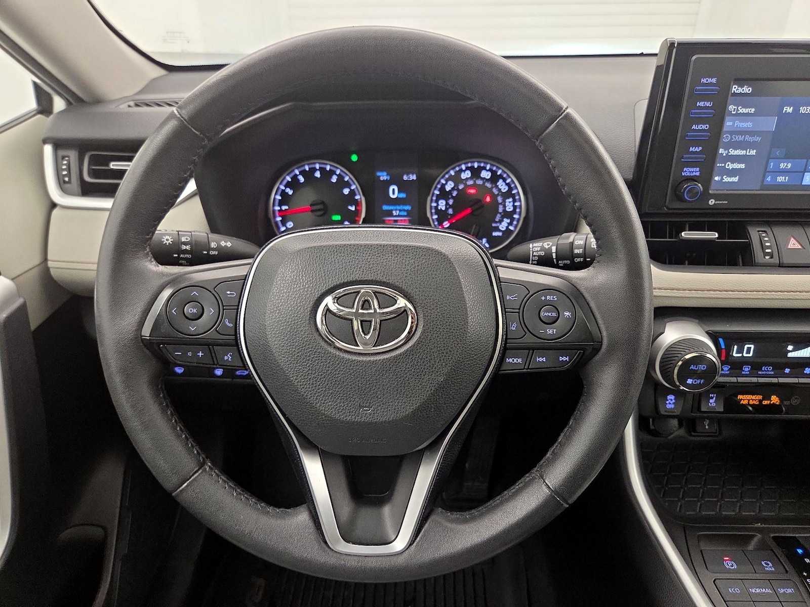 2020 Toyota RAV4 XLE Premium - Photo 11