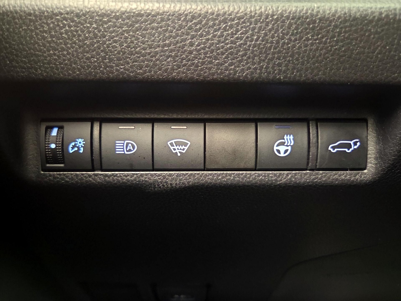 2020 Toyota RAV4 XLE Premium - Photo 14