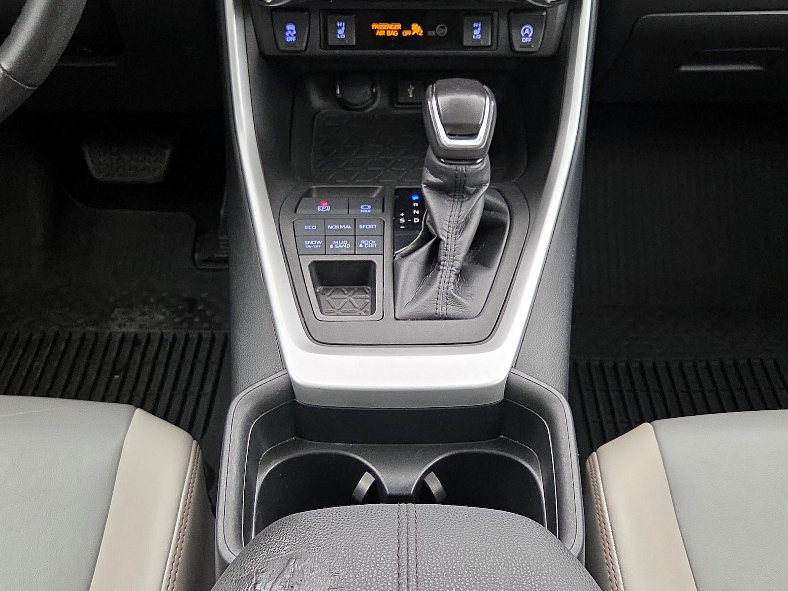 2020 Toyota RAV4 XLE Premium - Photo 18
