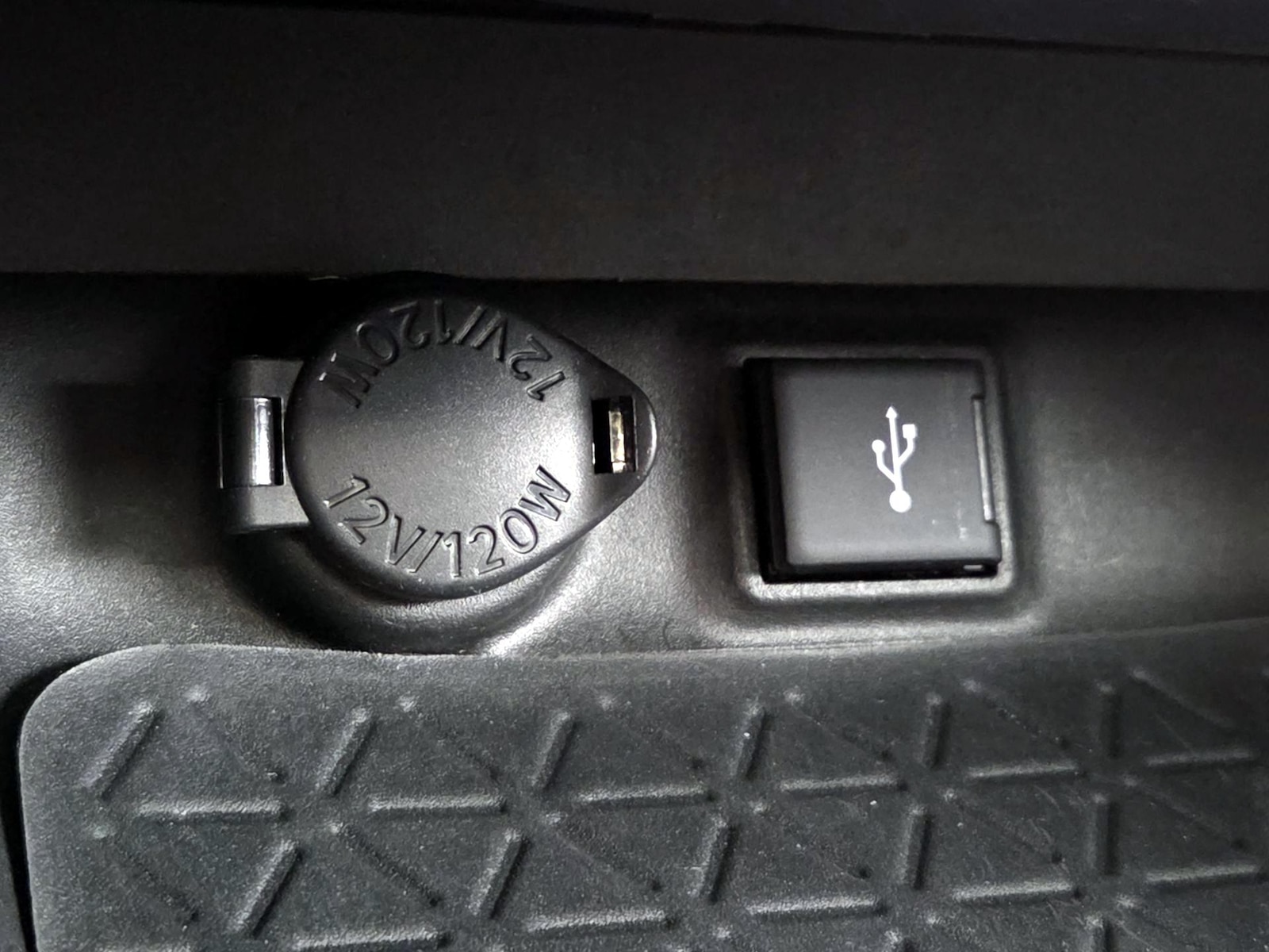 2020 Toyota RAV4 XLE Premium - Photo 19