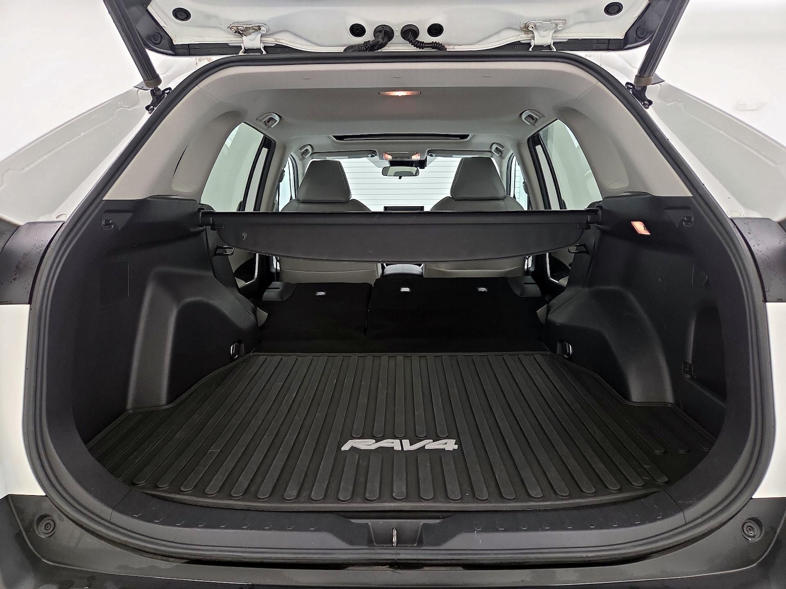 2020 Toyota RAV4 XLE Premium - Photo 23